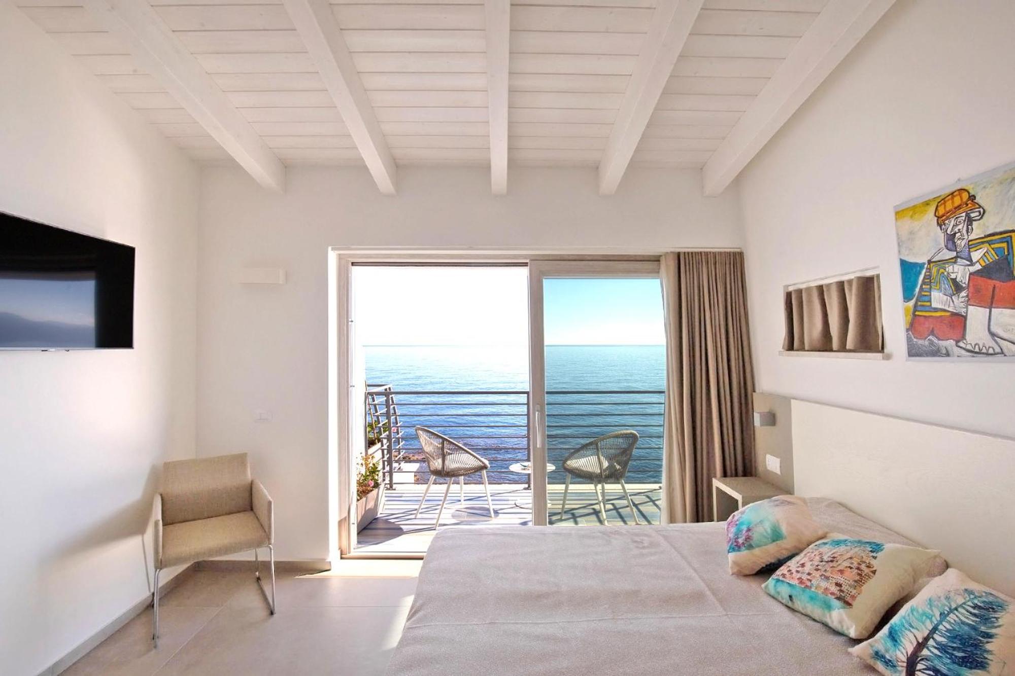 Deluxe Double or Twin Room with Sea View photo 2