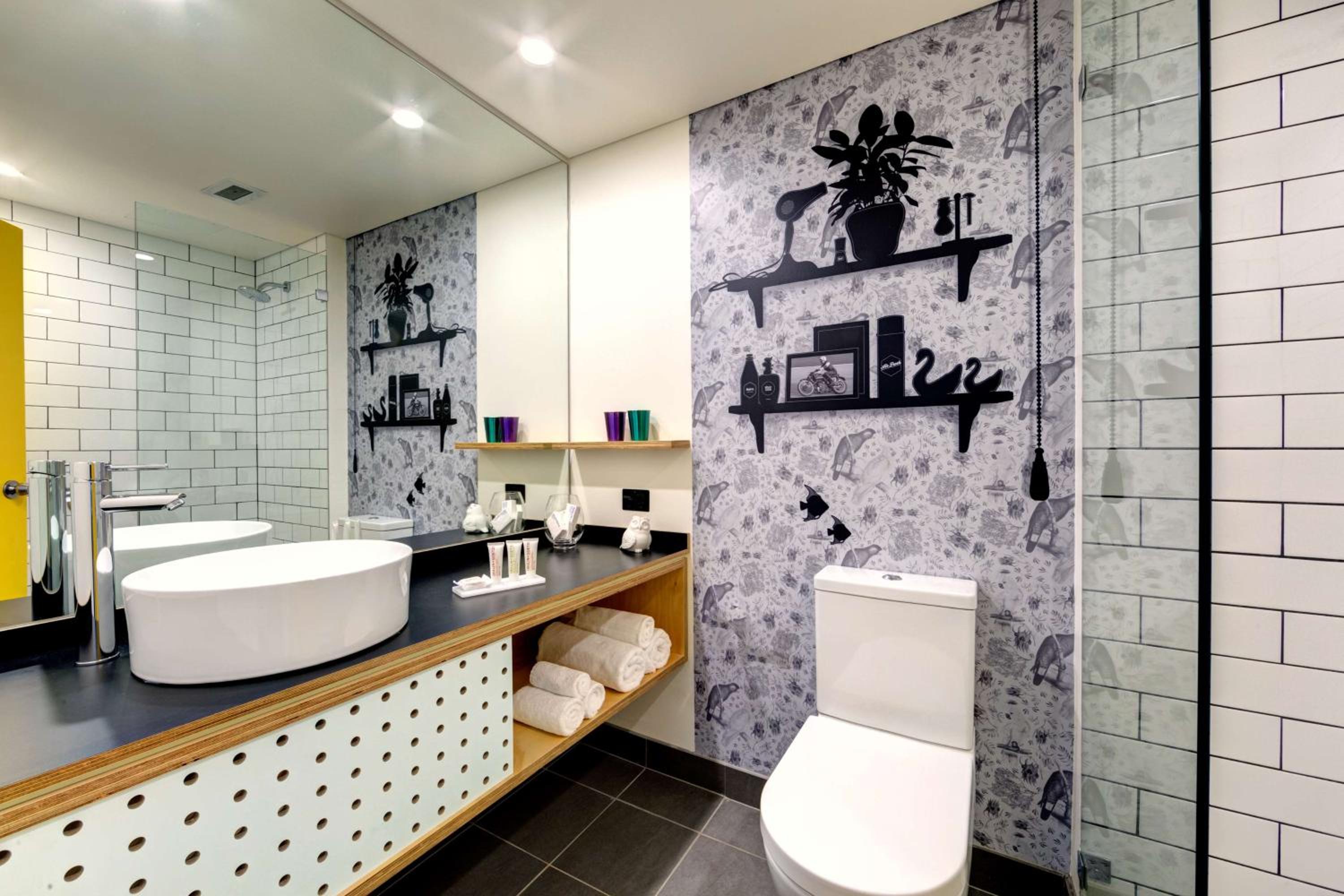 Atura Deluxe King Room  - Photo 4