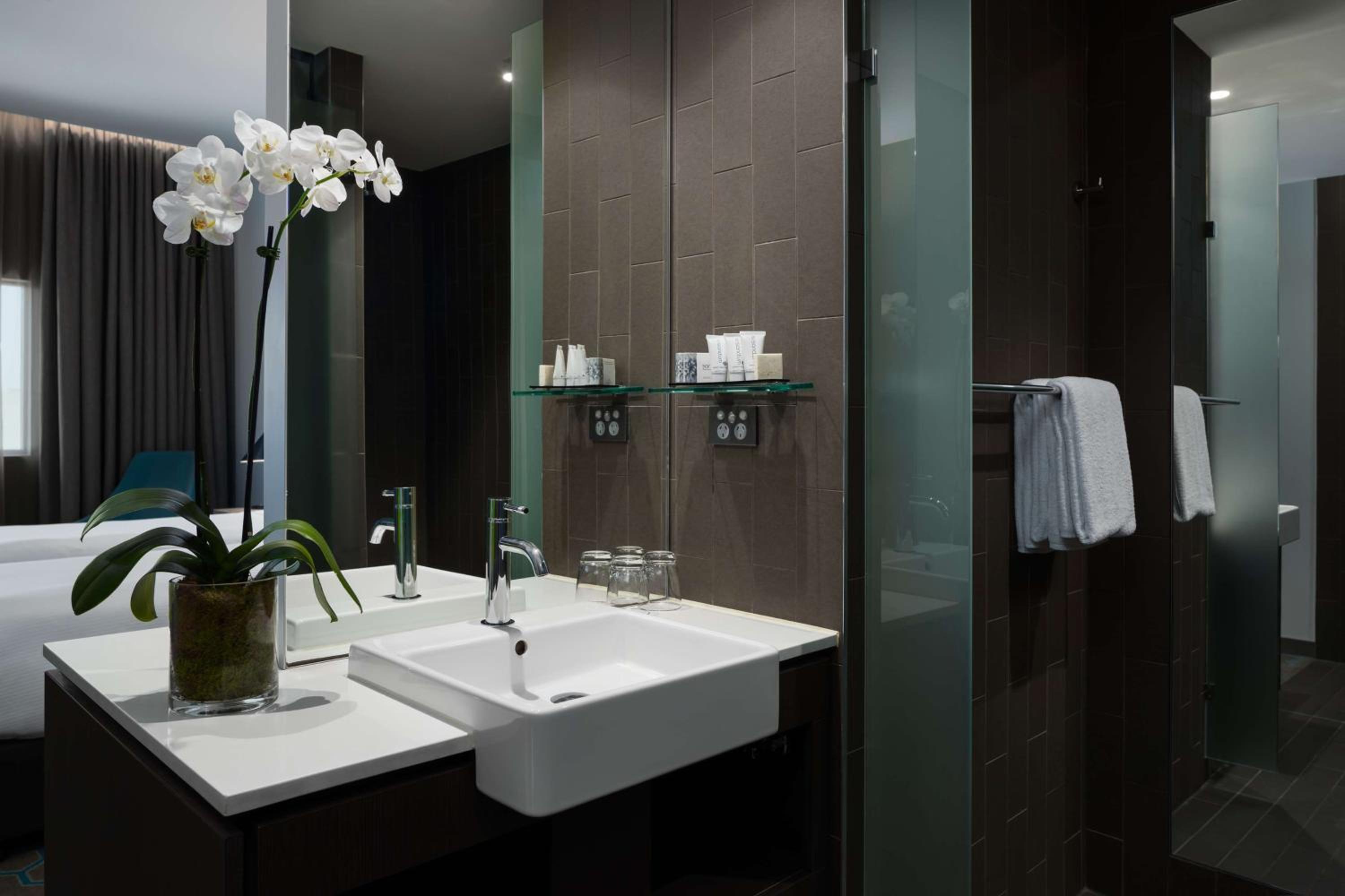 Deluxe King Room - Airport View - Photo 4