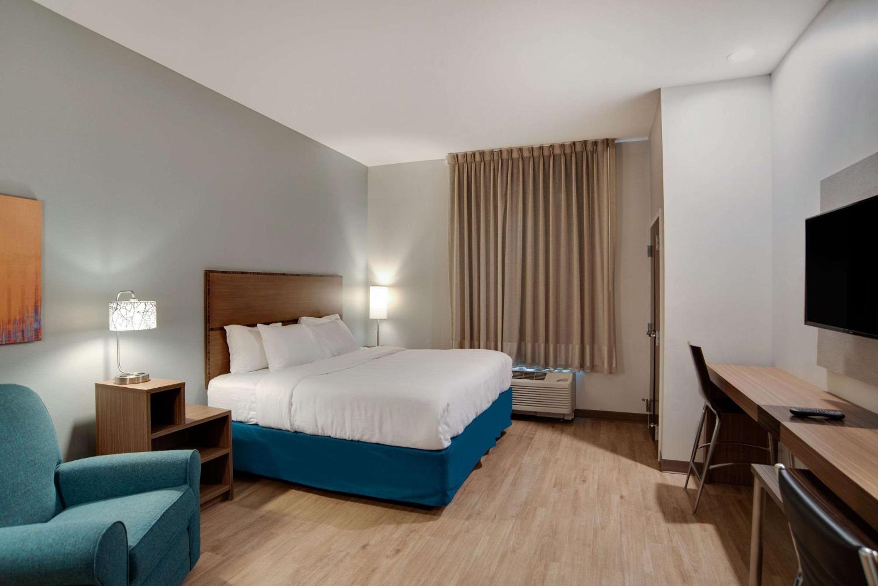 King Suite - Non Smoking/Pet Friendly - Photo 1