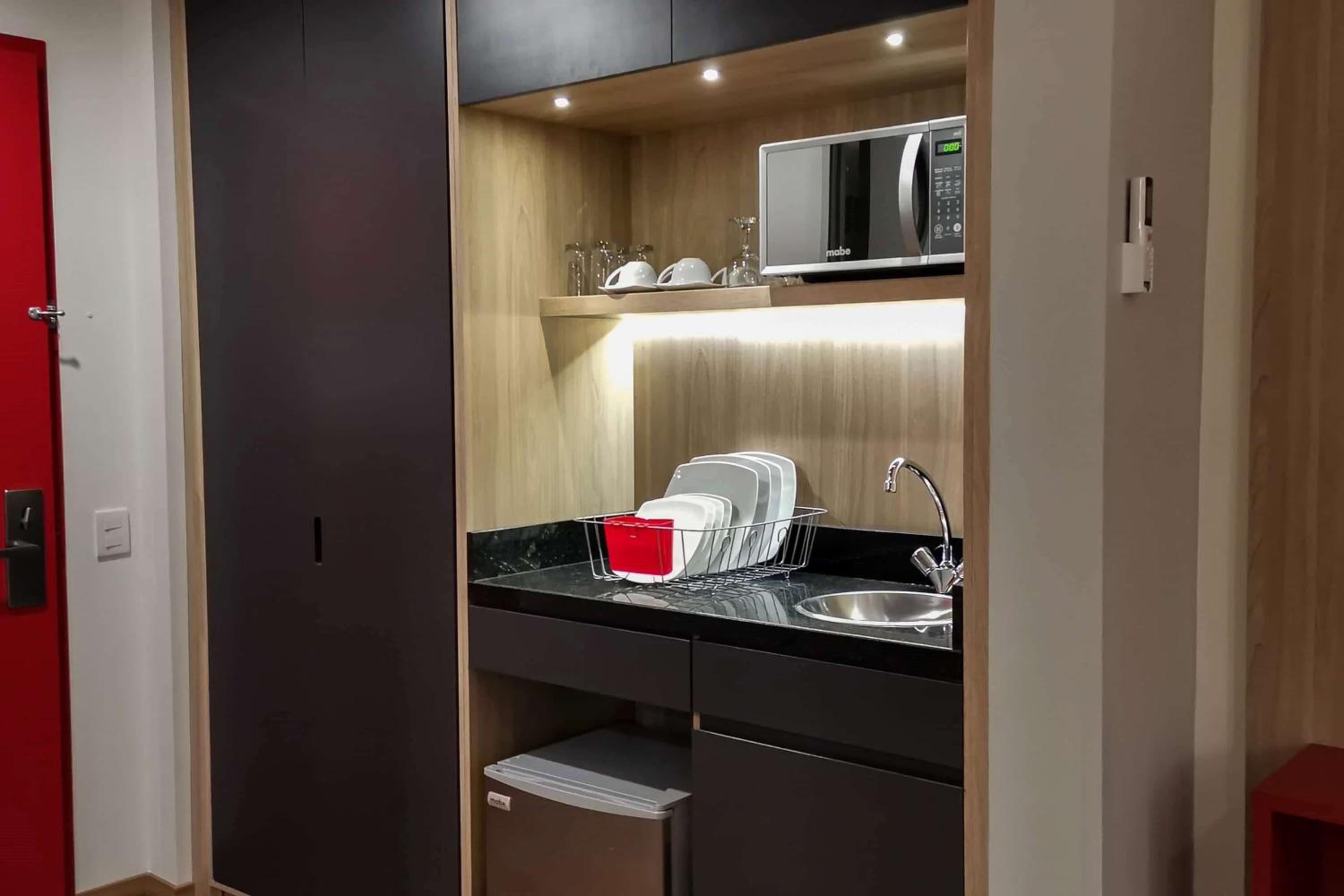 King Suite - Non-Smoking - Photo 5