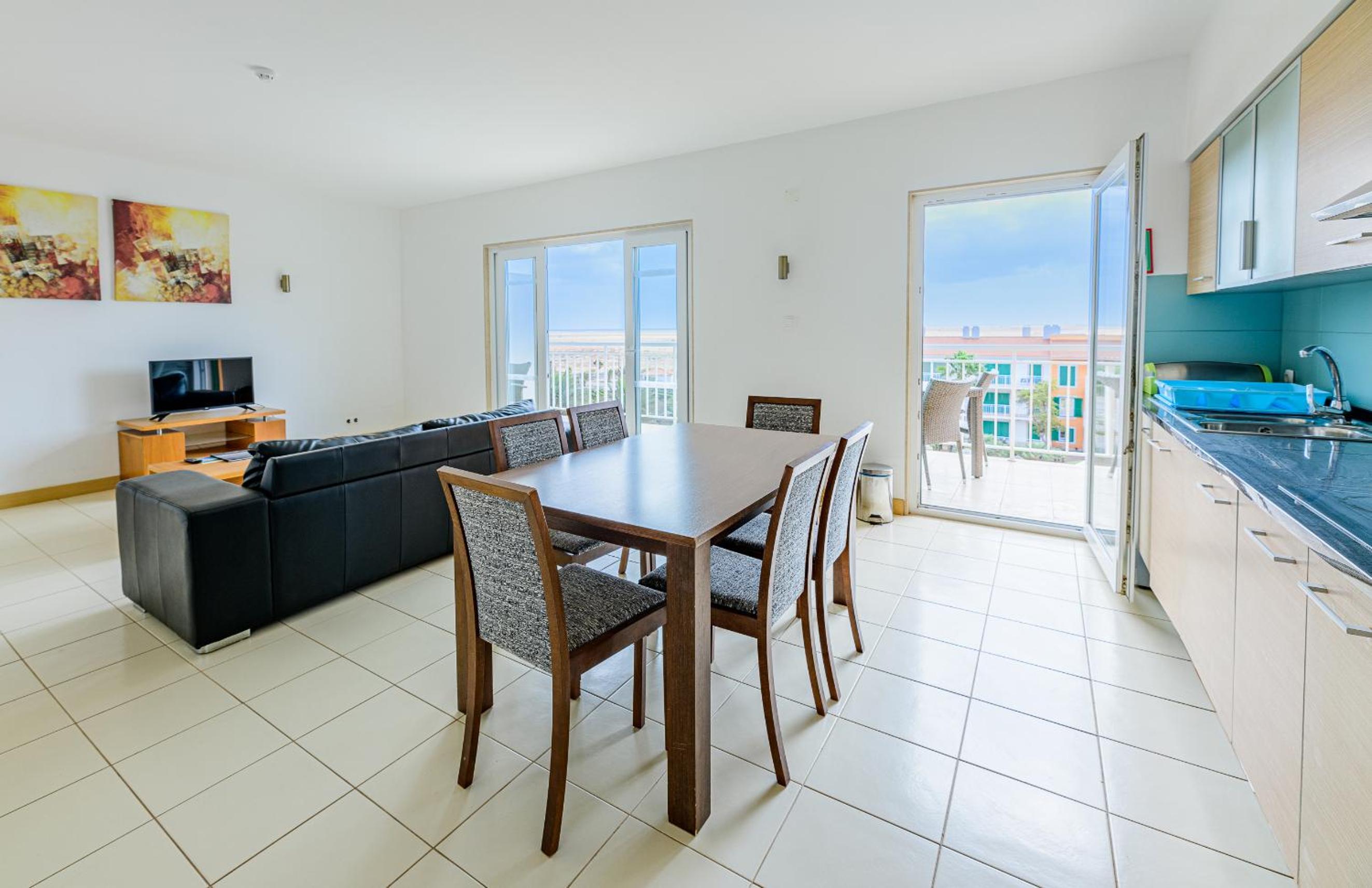 Standard Two-Bedroom Apartment (5 Adults + 1 Child) photo 2