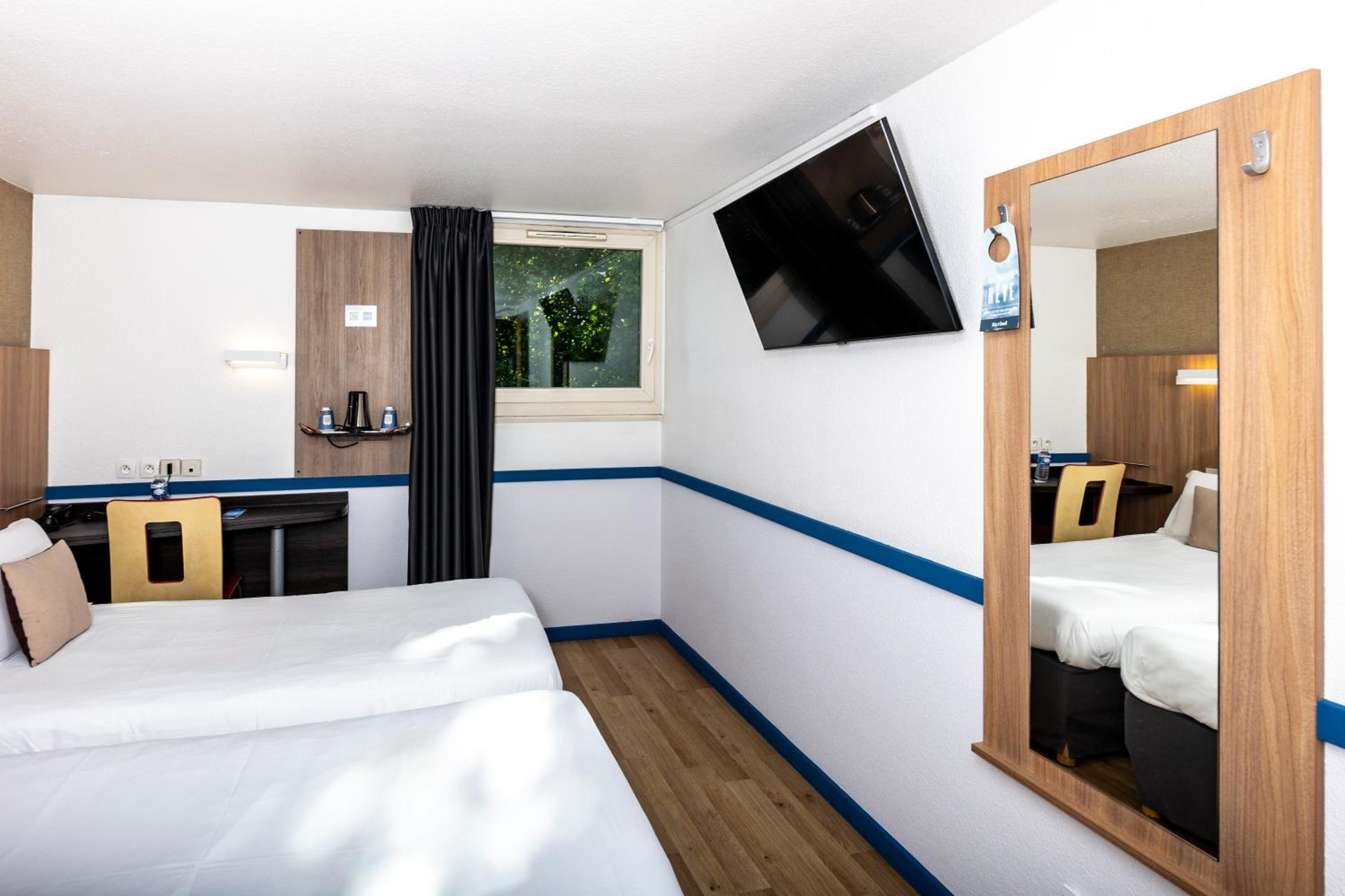 Twin Room - Photo 7