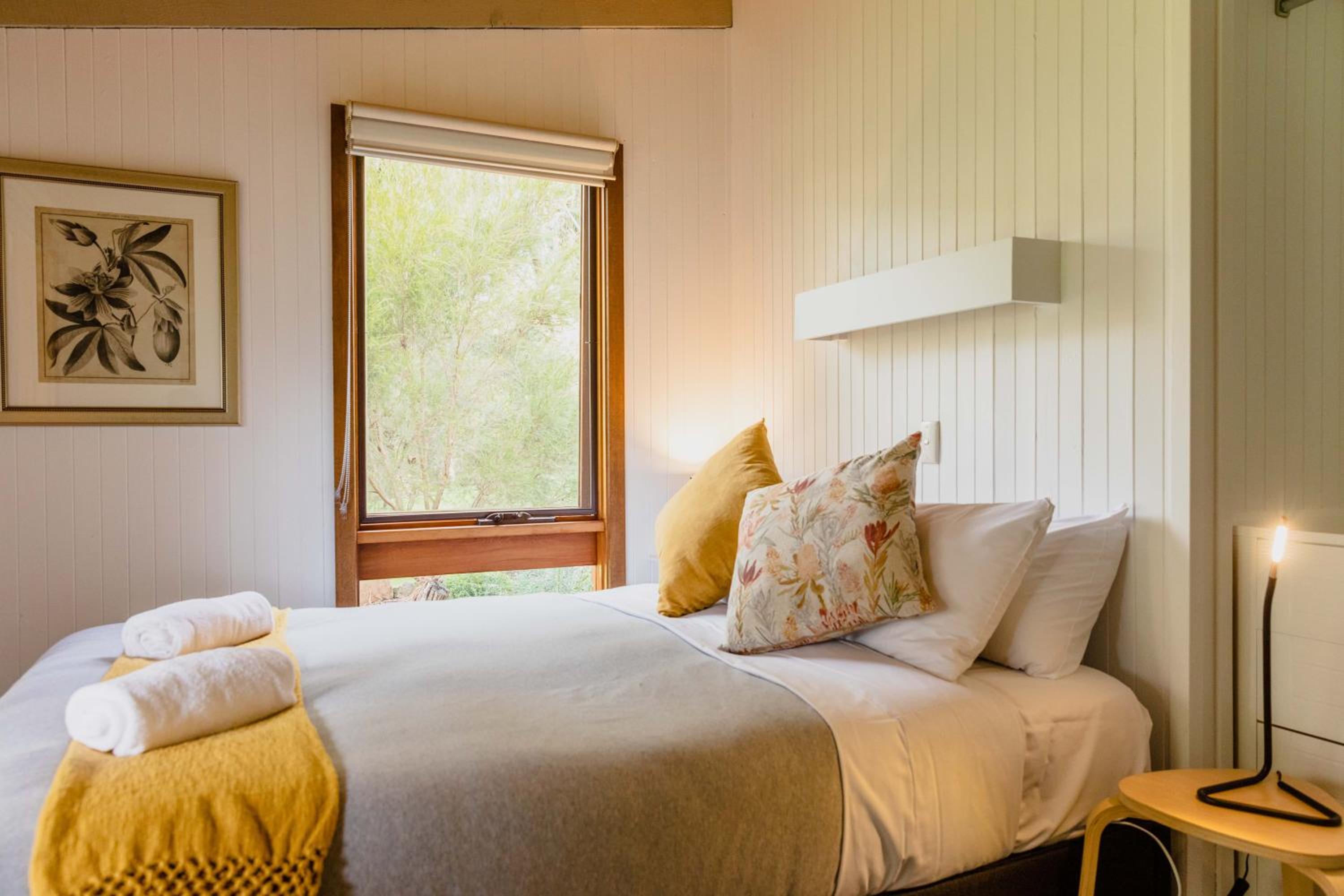 Two-Bedroom Cottage with Two Queen Beds photo 2