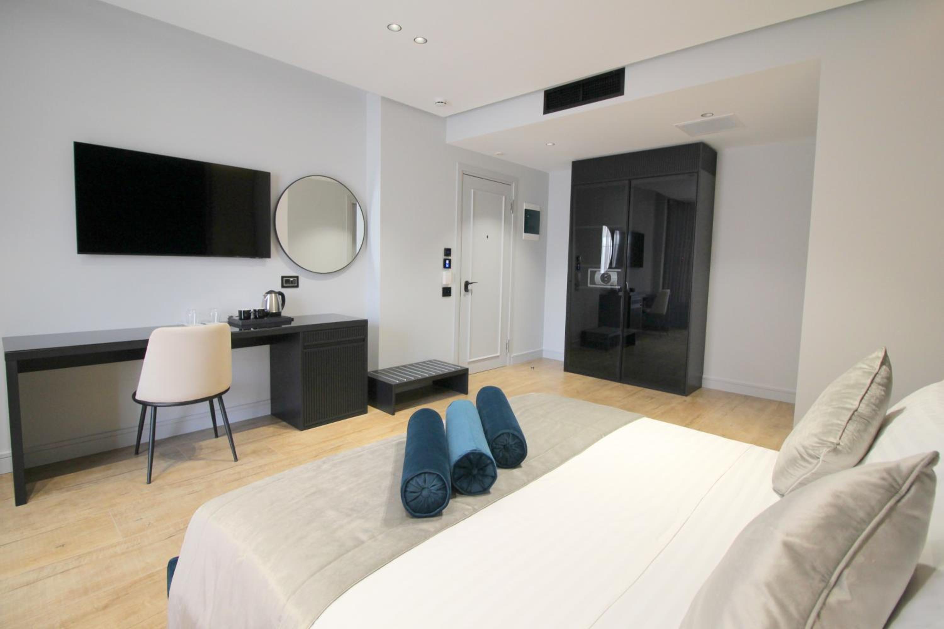 Deluxe Triple Room with Balcony photo 2