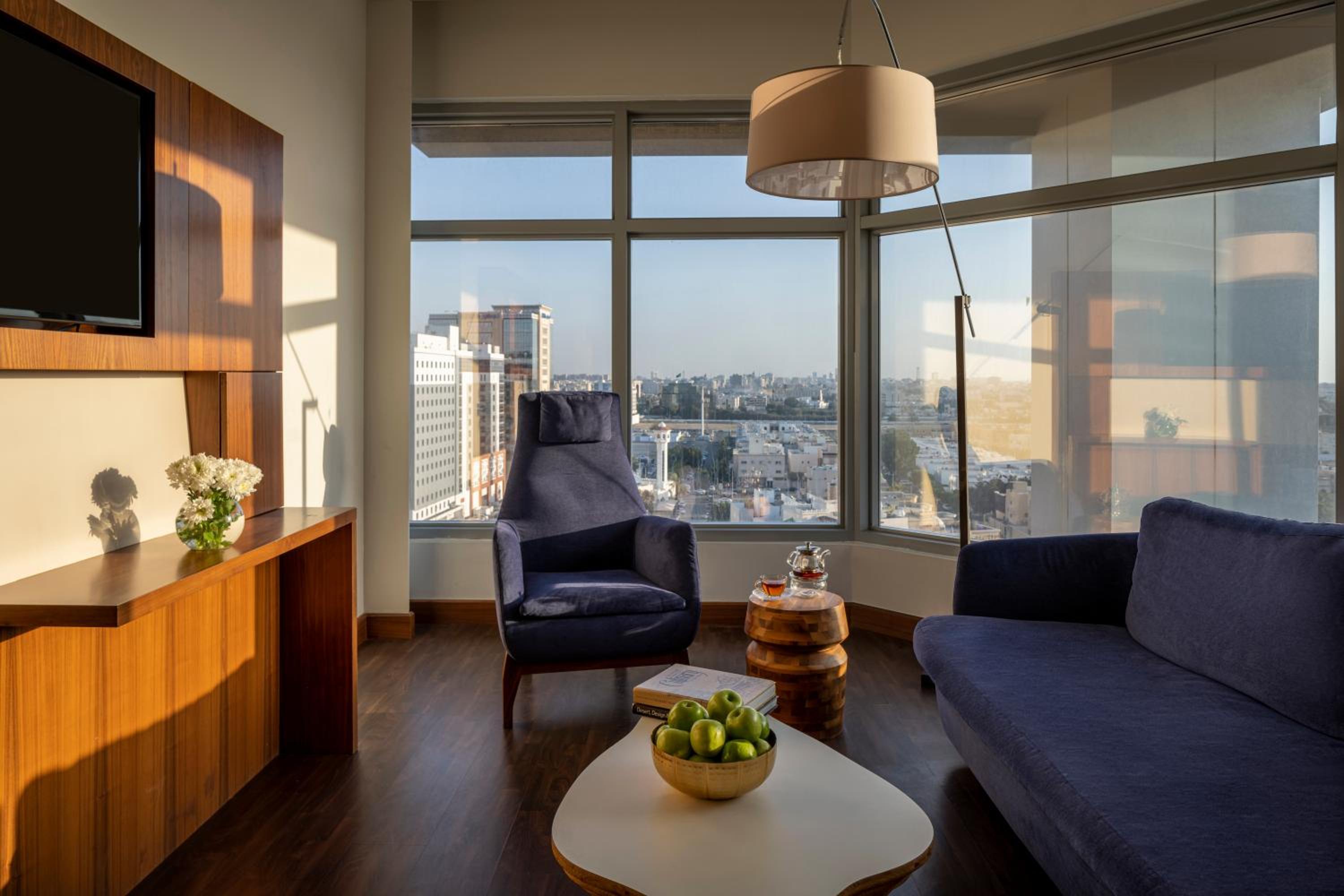 Executive Suite With 1 Kingsize Bed And 1 Sofa - Photo 7