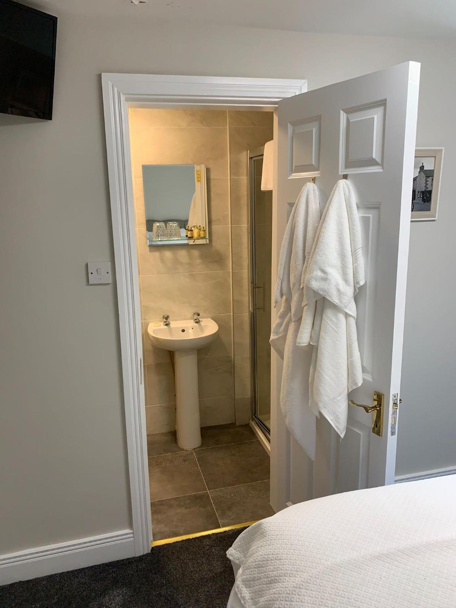 Twin Room with Private Bathroom - Photo 25