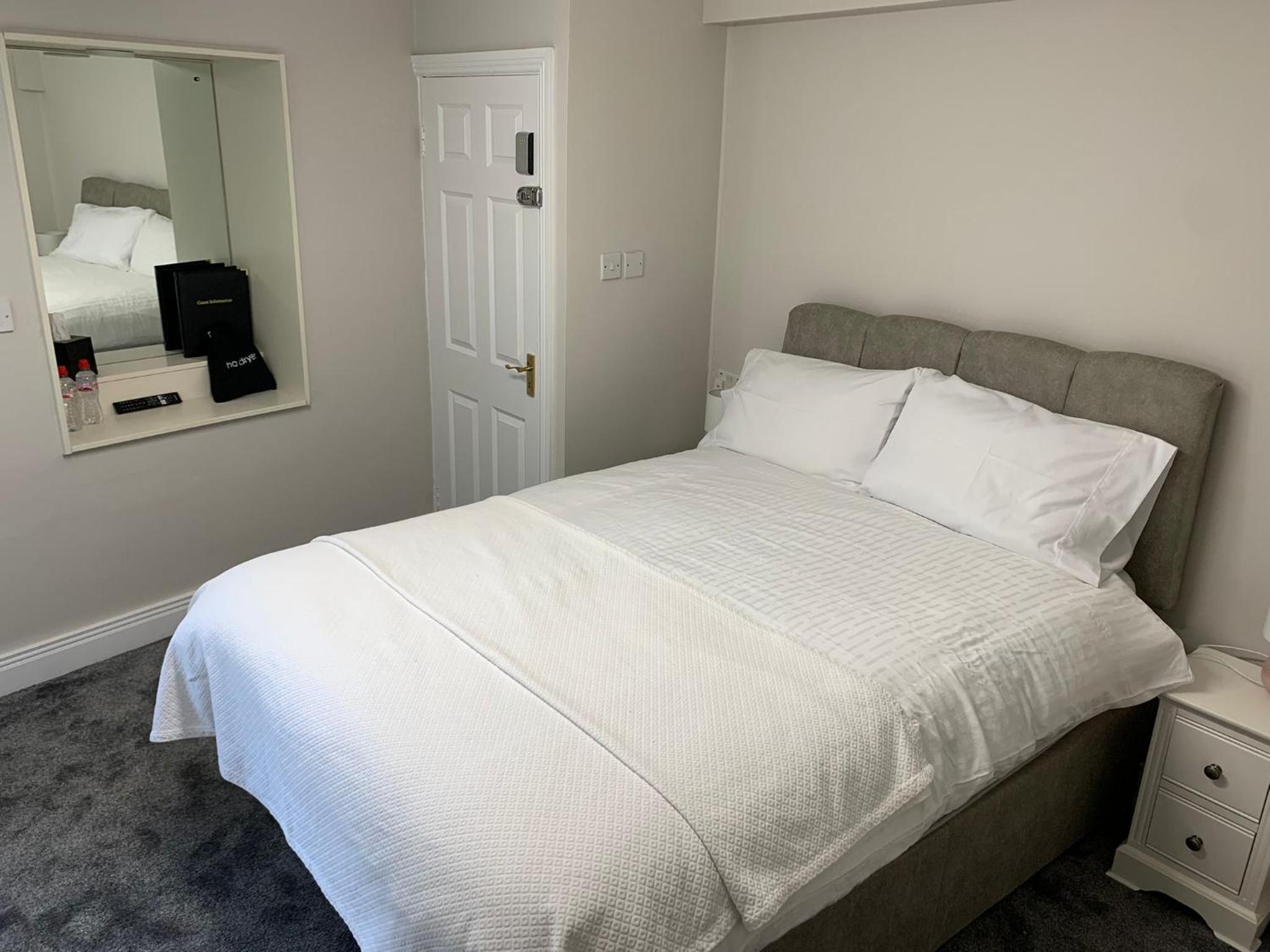 Double Room with Private Bathroom - Photo 23