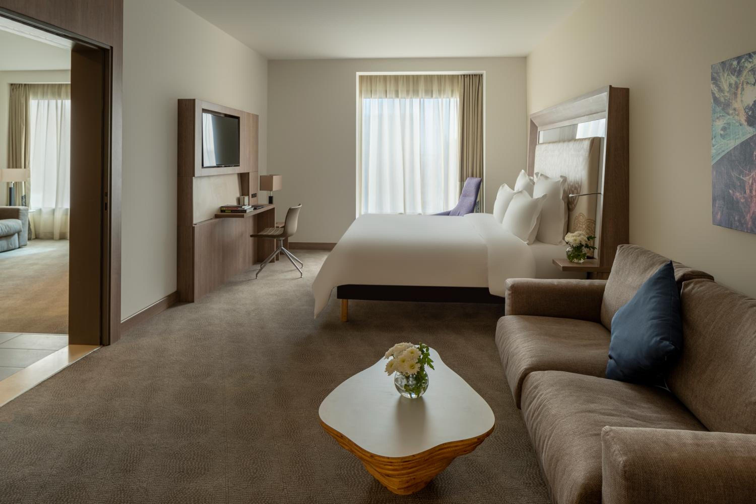 Superior Suite With 1 Kingsize Bed And 1 Sofa - Photo 4