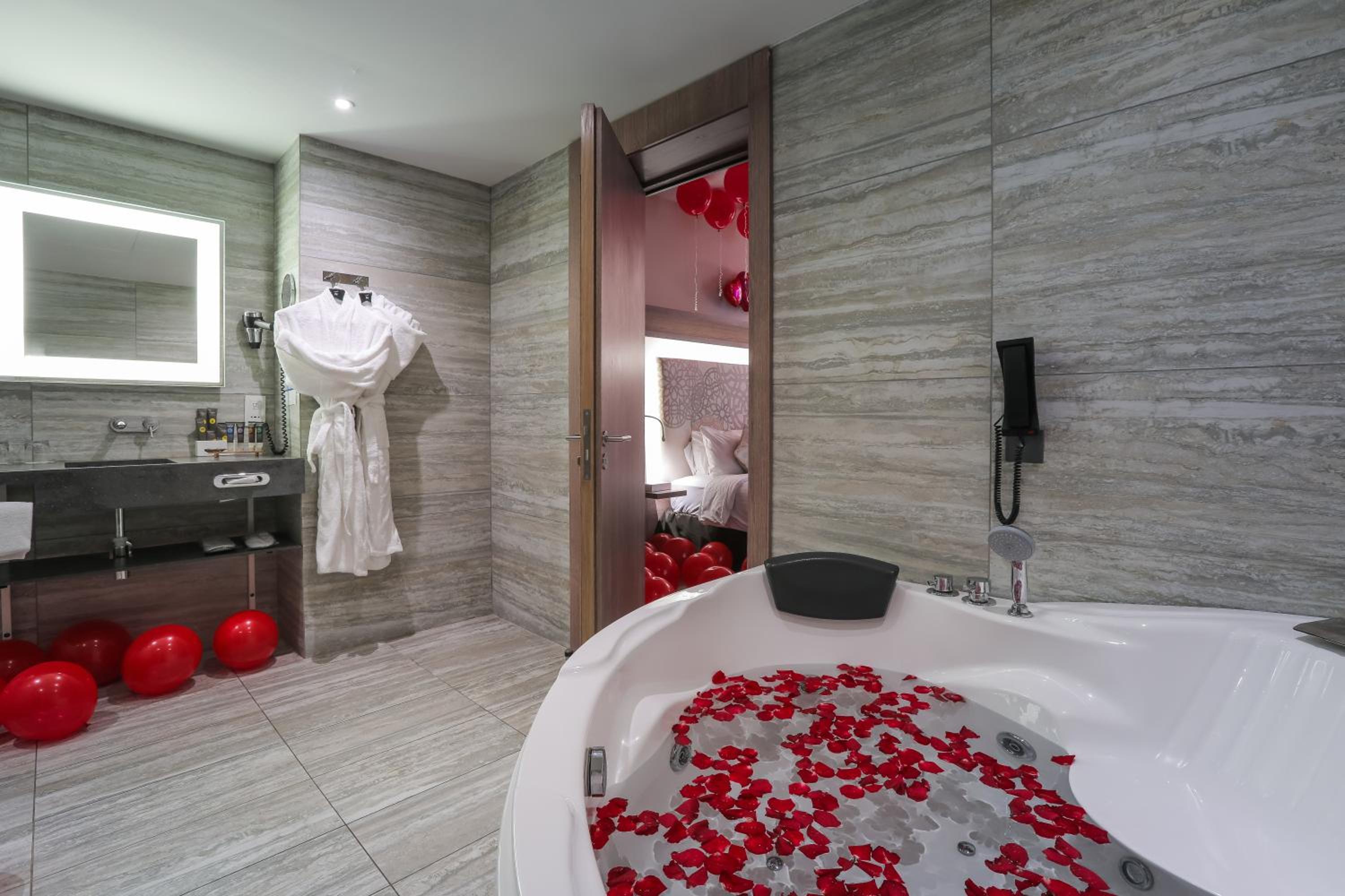 Executive Suite With 1 Kingsize Bed And 1 Sofa - Photo 8