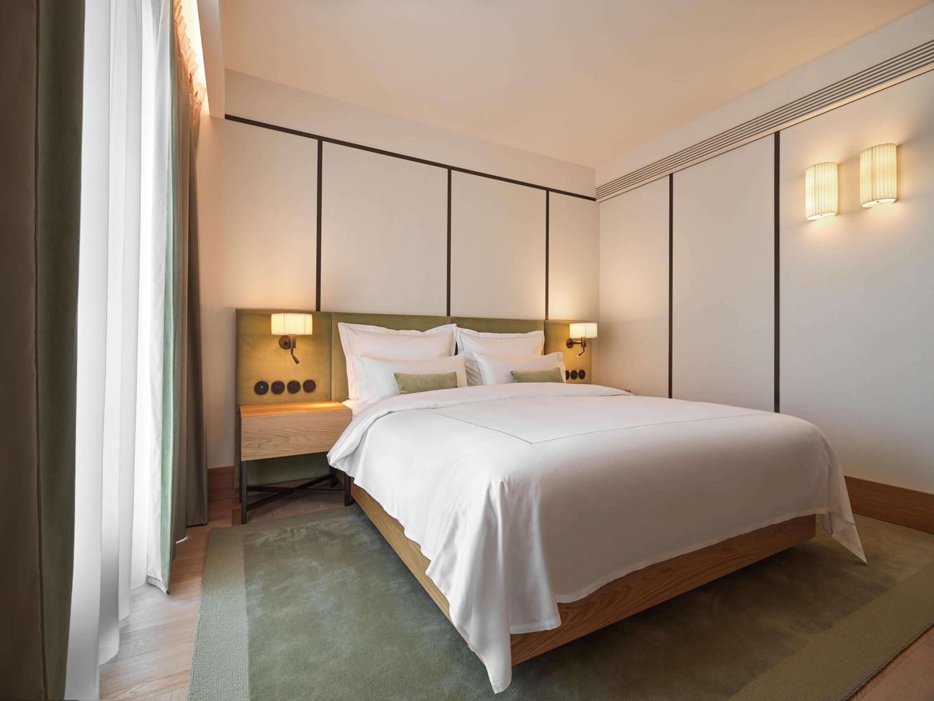 Suite - Photo 1