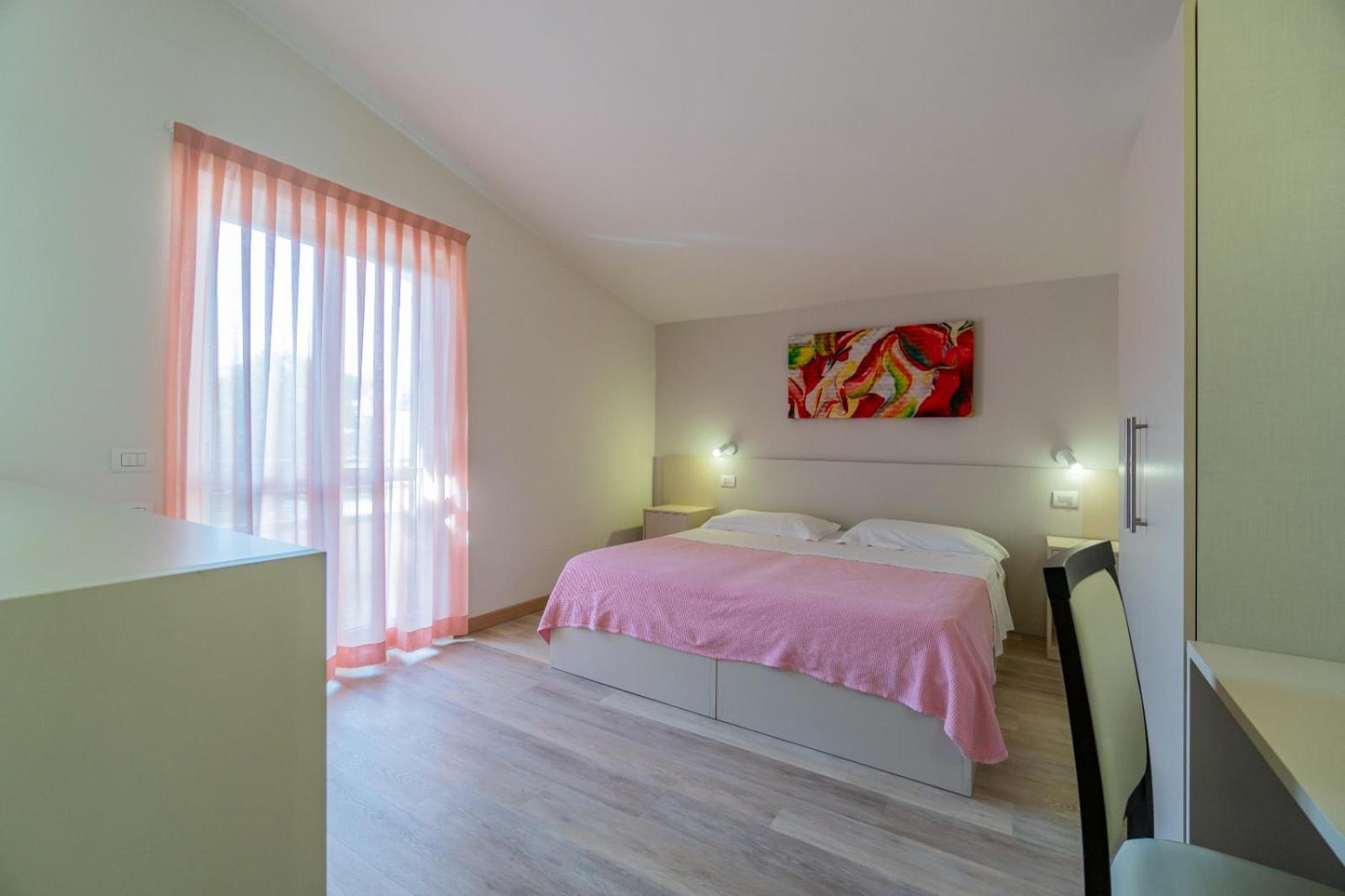 Deluxe Double Room - Photo 12
