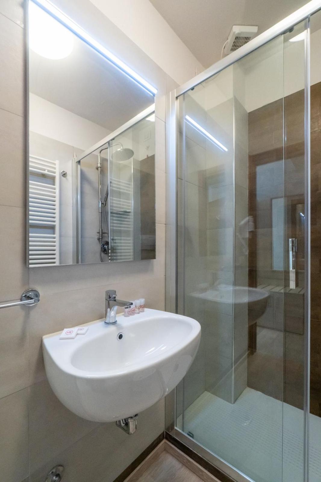 Deluxe Double Room - Photo 11