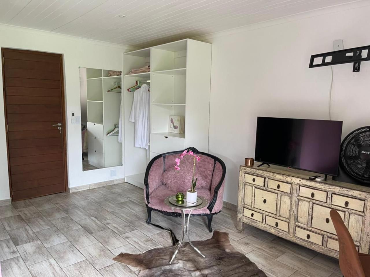 Superior Suite - Photo 8