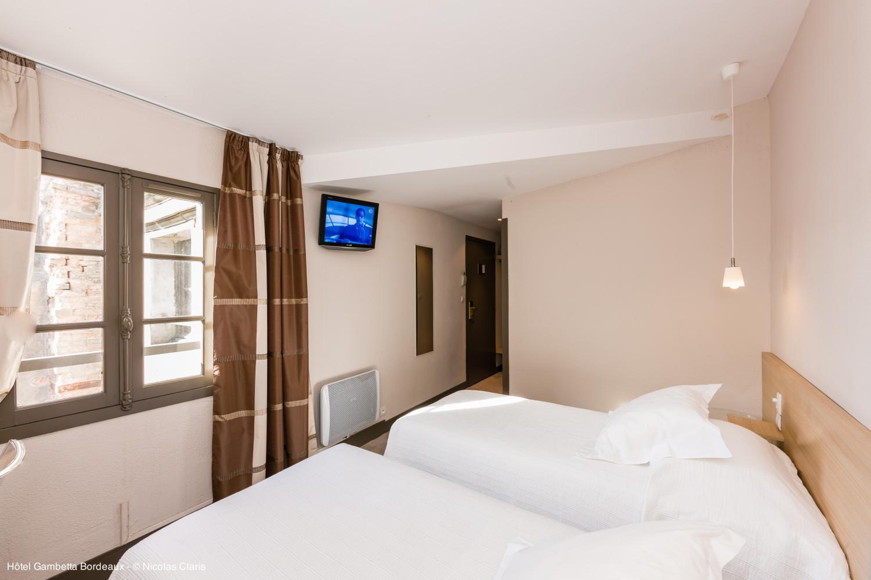 Twin Room with City View - Photo 2