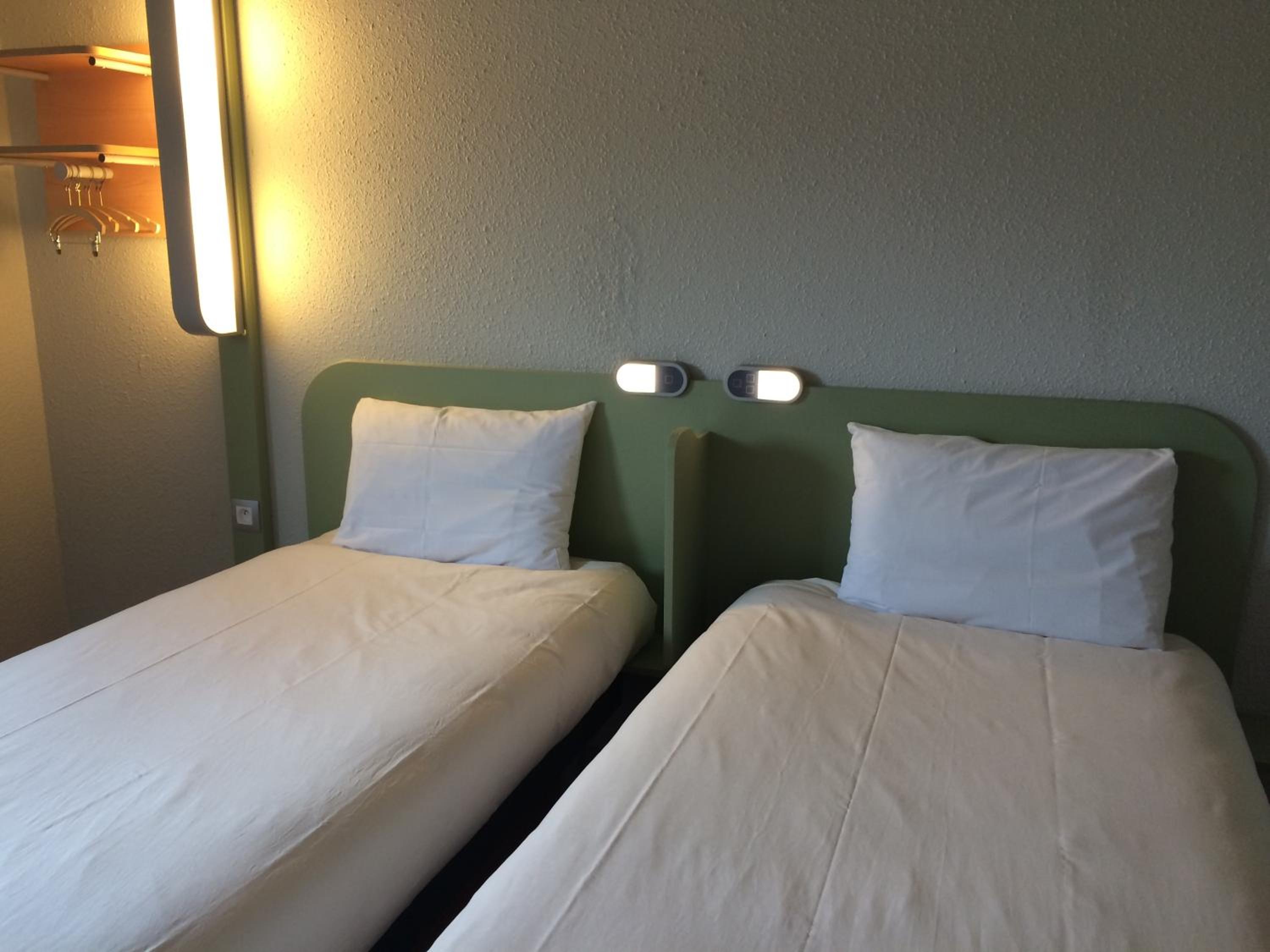 Standard Twin Room - Photo 6