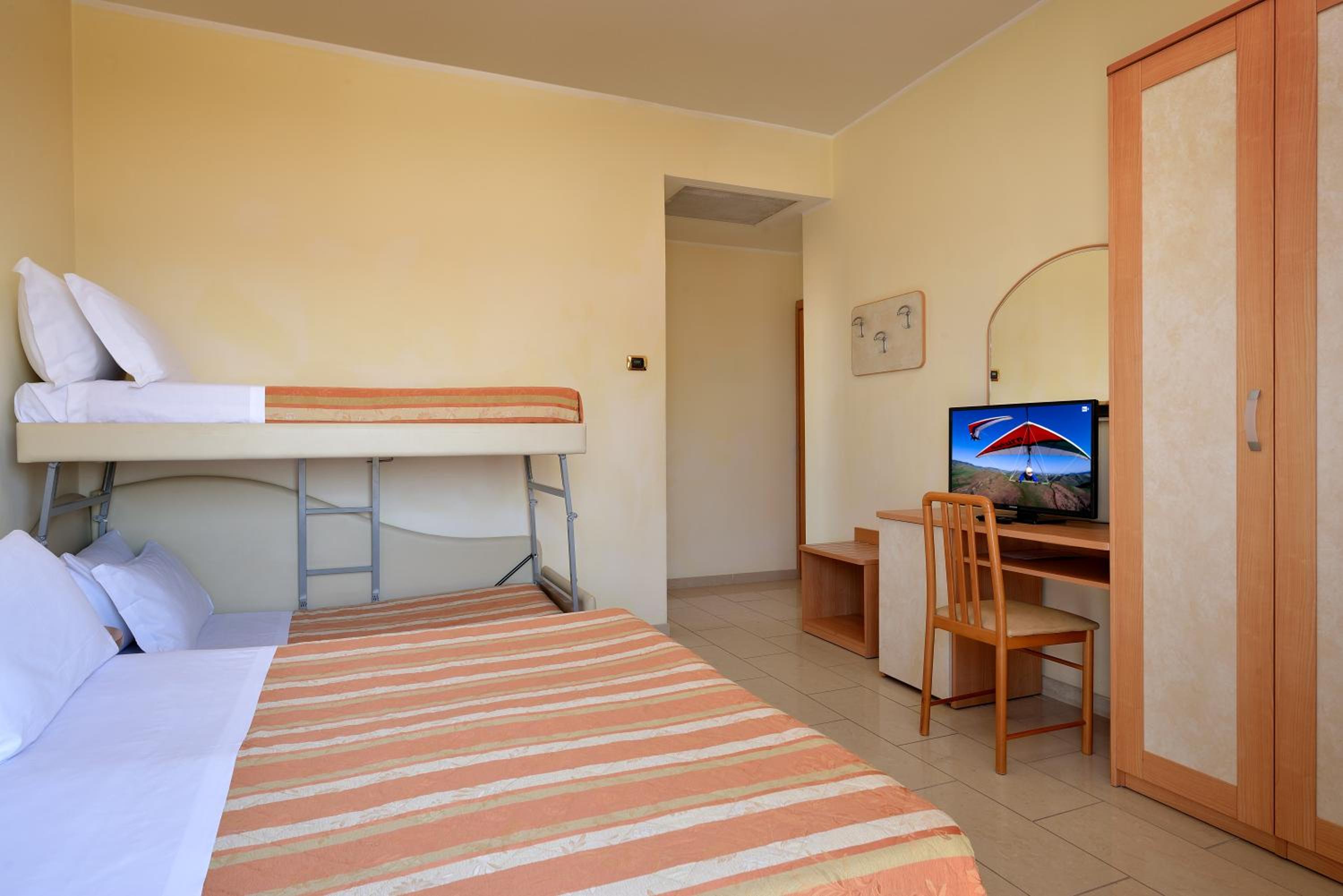 Quadruple Room - Photo 4