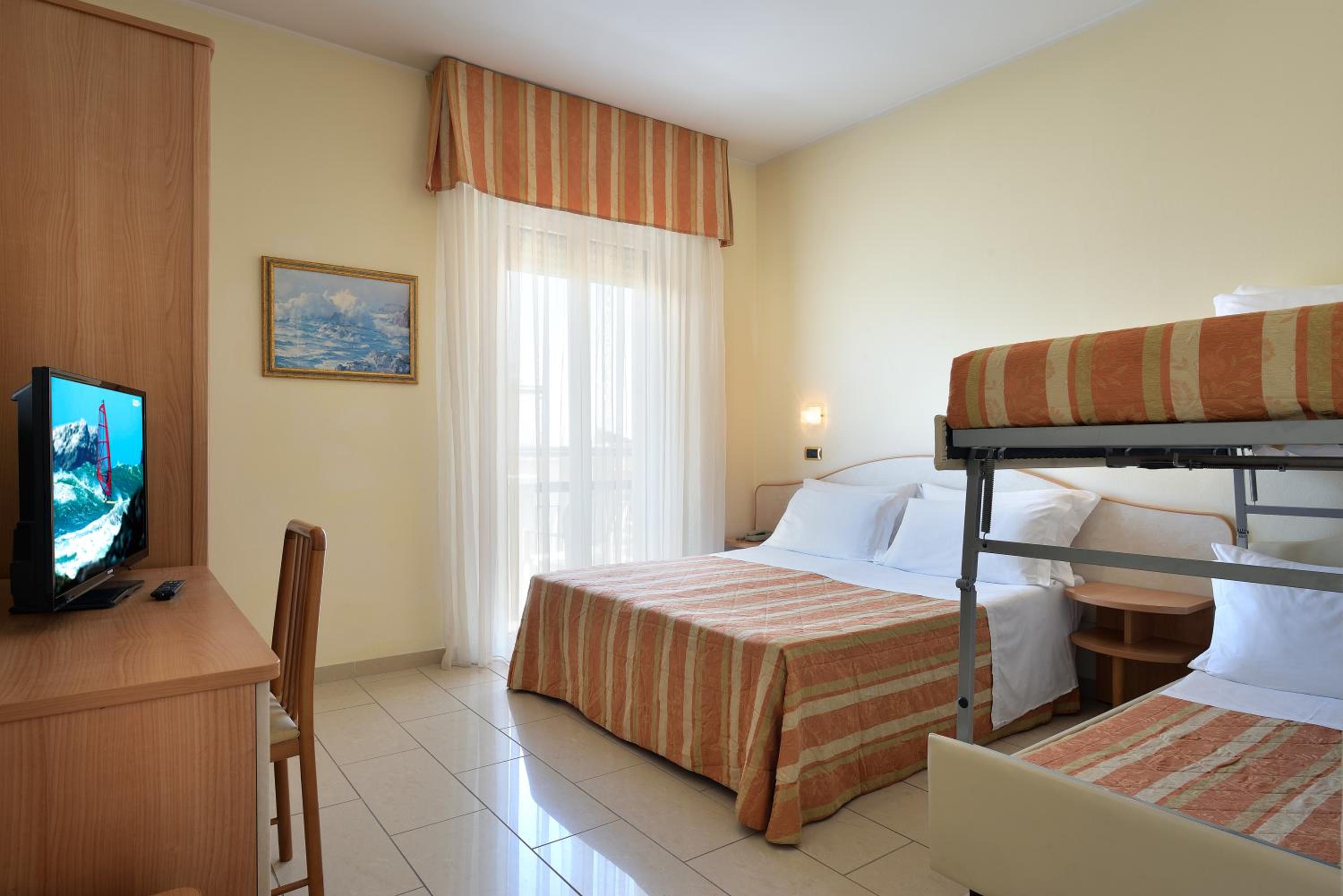 Quadruple Room - Photo 1