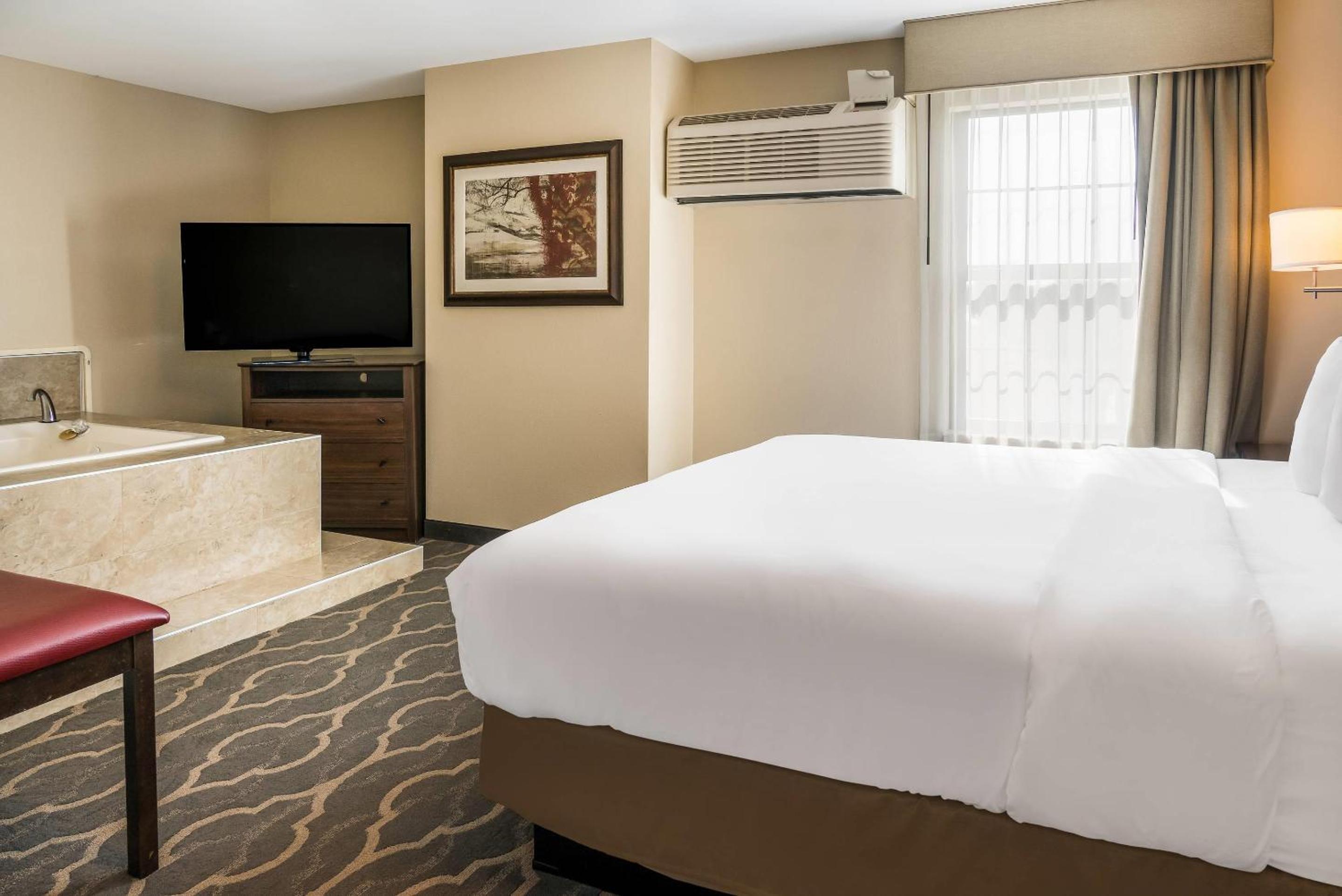 King Suite with Whirlpool - Non-smoking