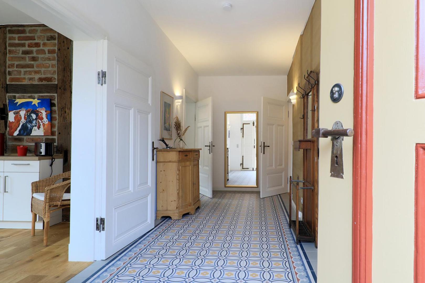 Five-Bedroom House photo 1