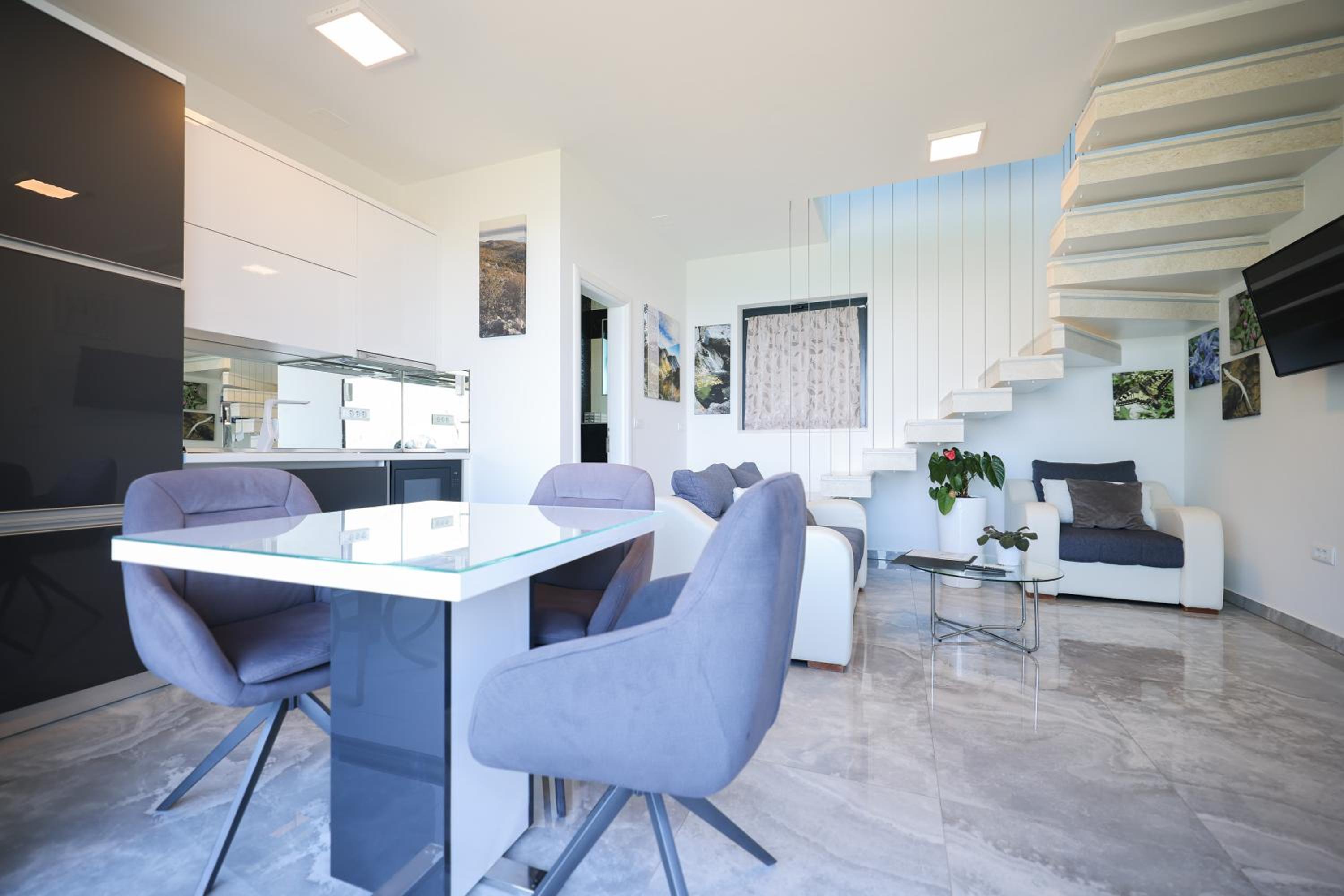 One-Bedroom Apartment with Sea View - Split Level photo 1