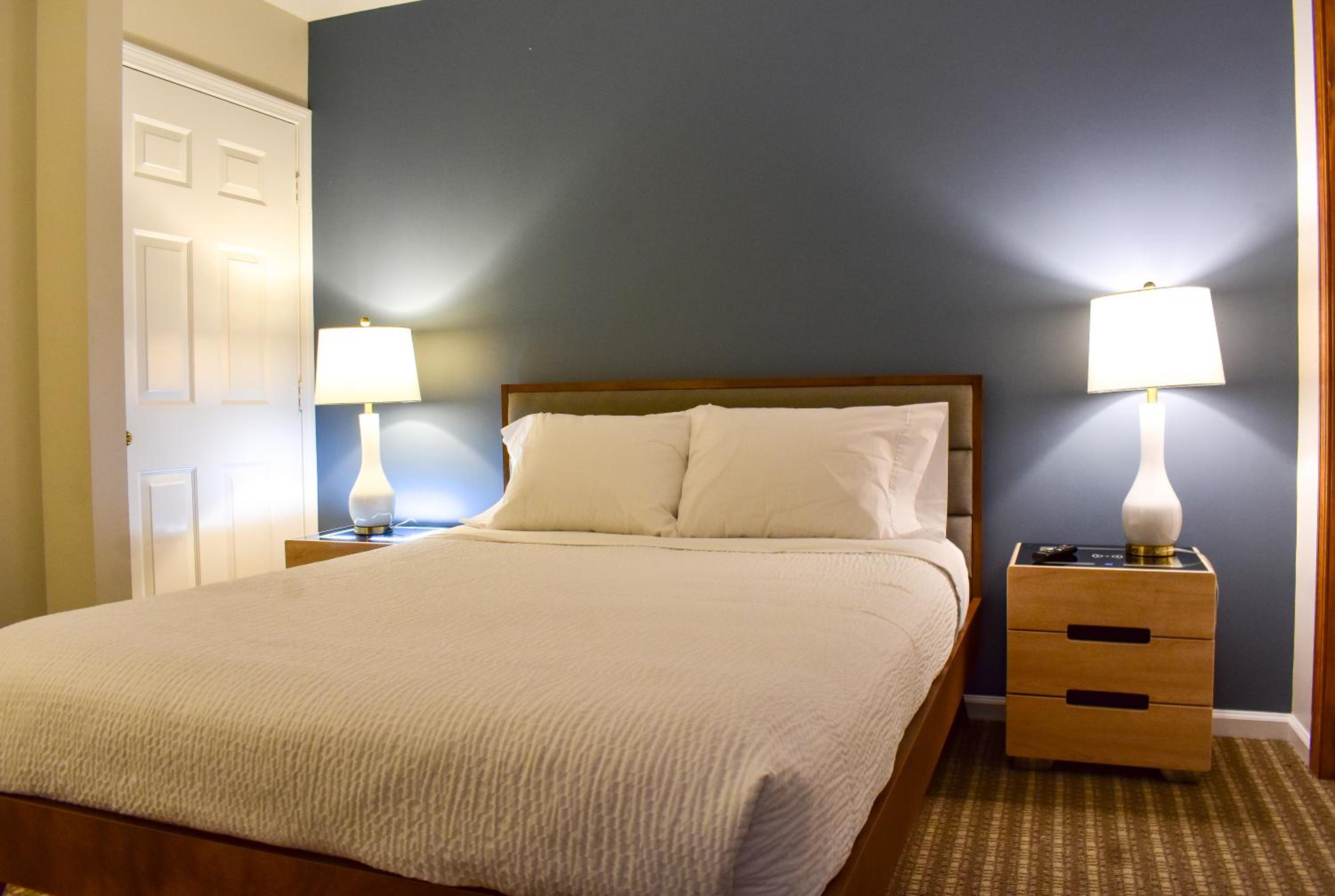 Deluxe Queen Suite
