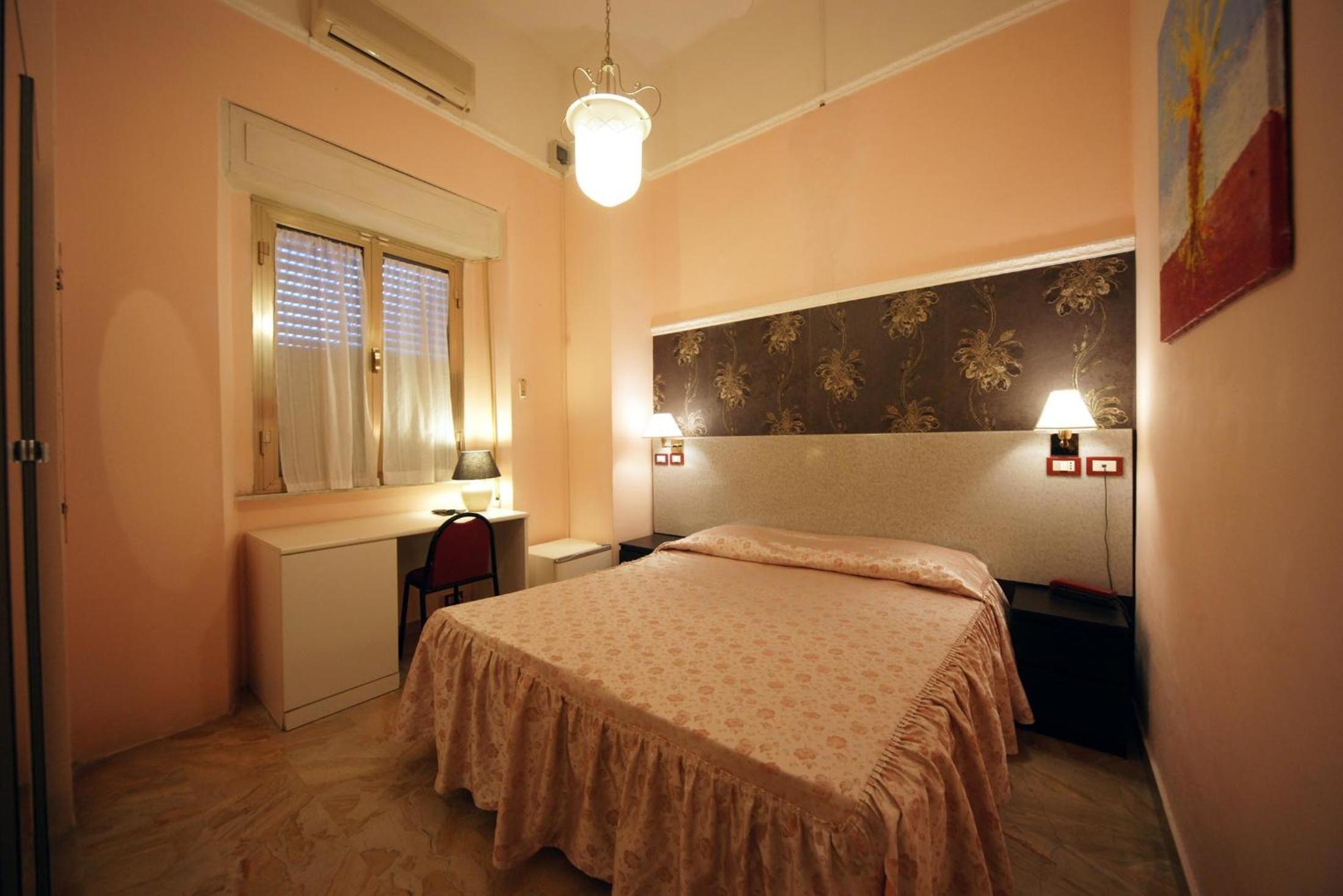 Small Double Room photo 1