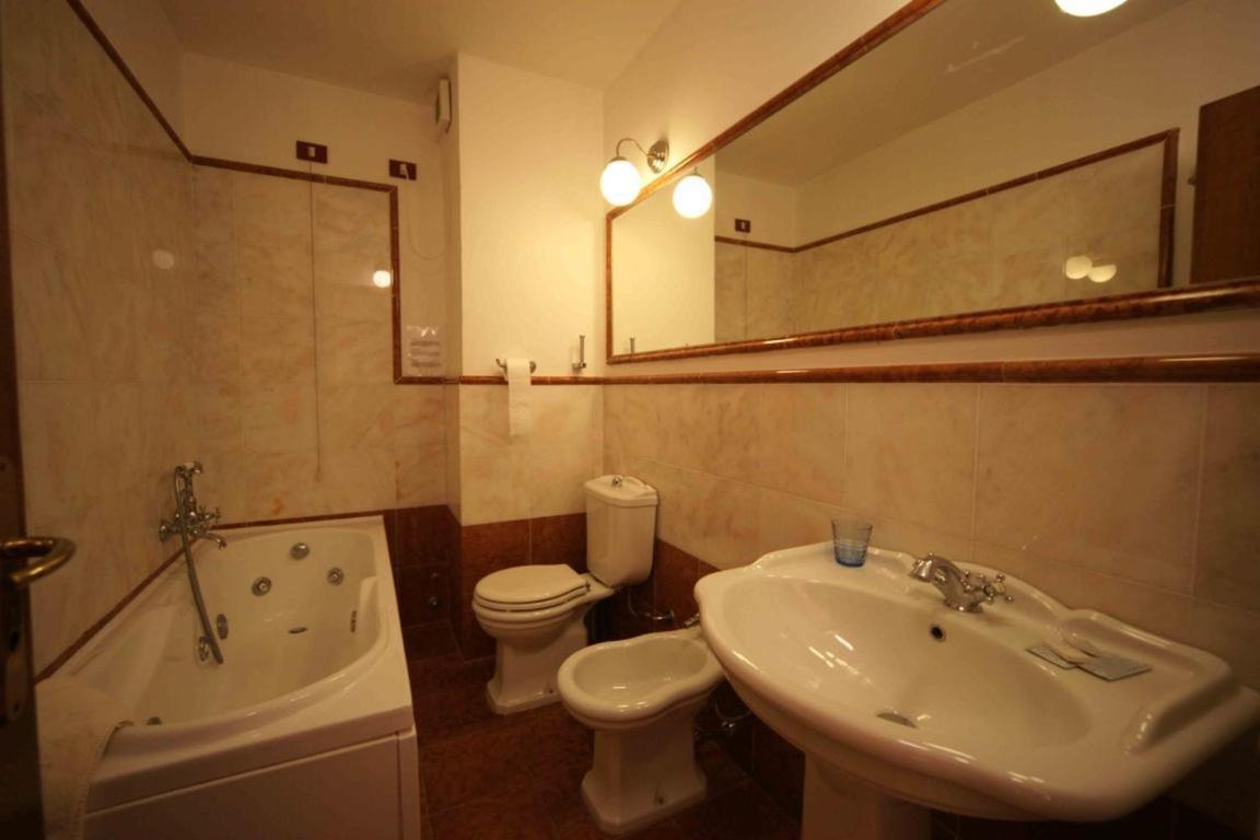 Double or Twin Room with Sea View - Photo 13