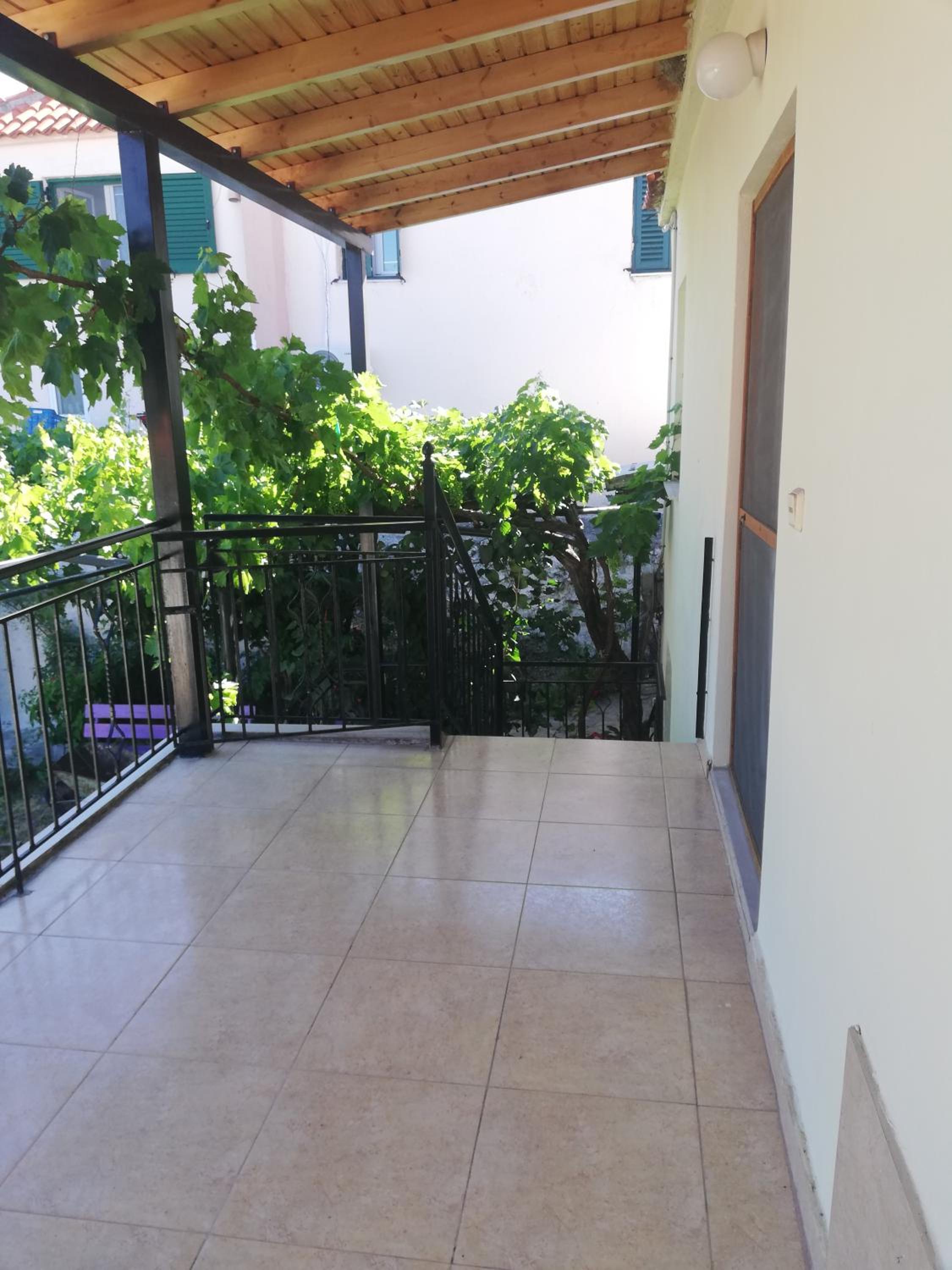 One-Bedroom House - Photo 2