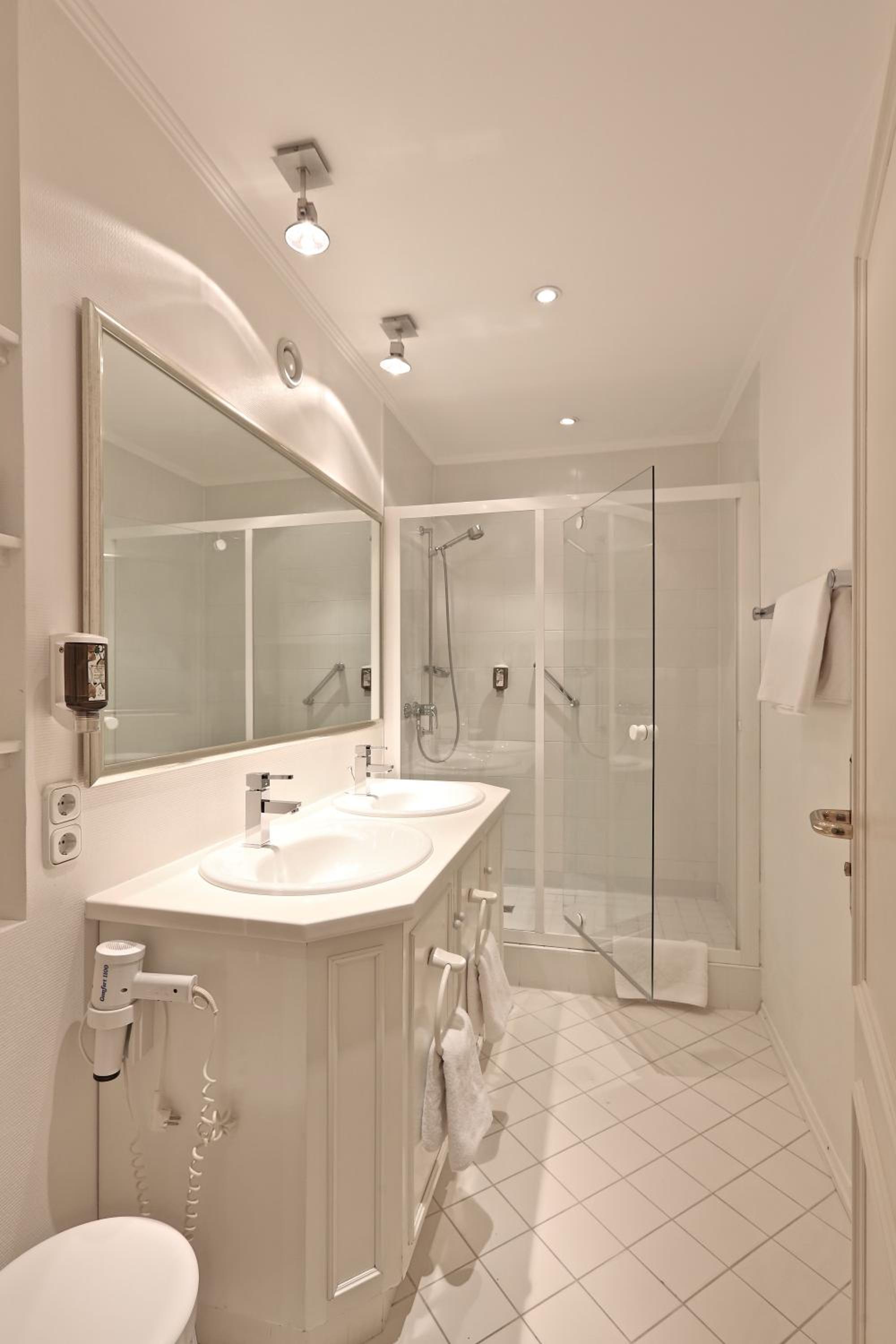 Suite - Photo 13