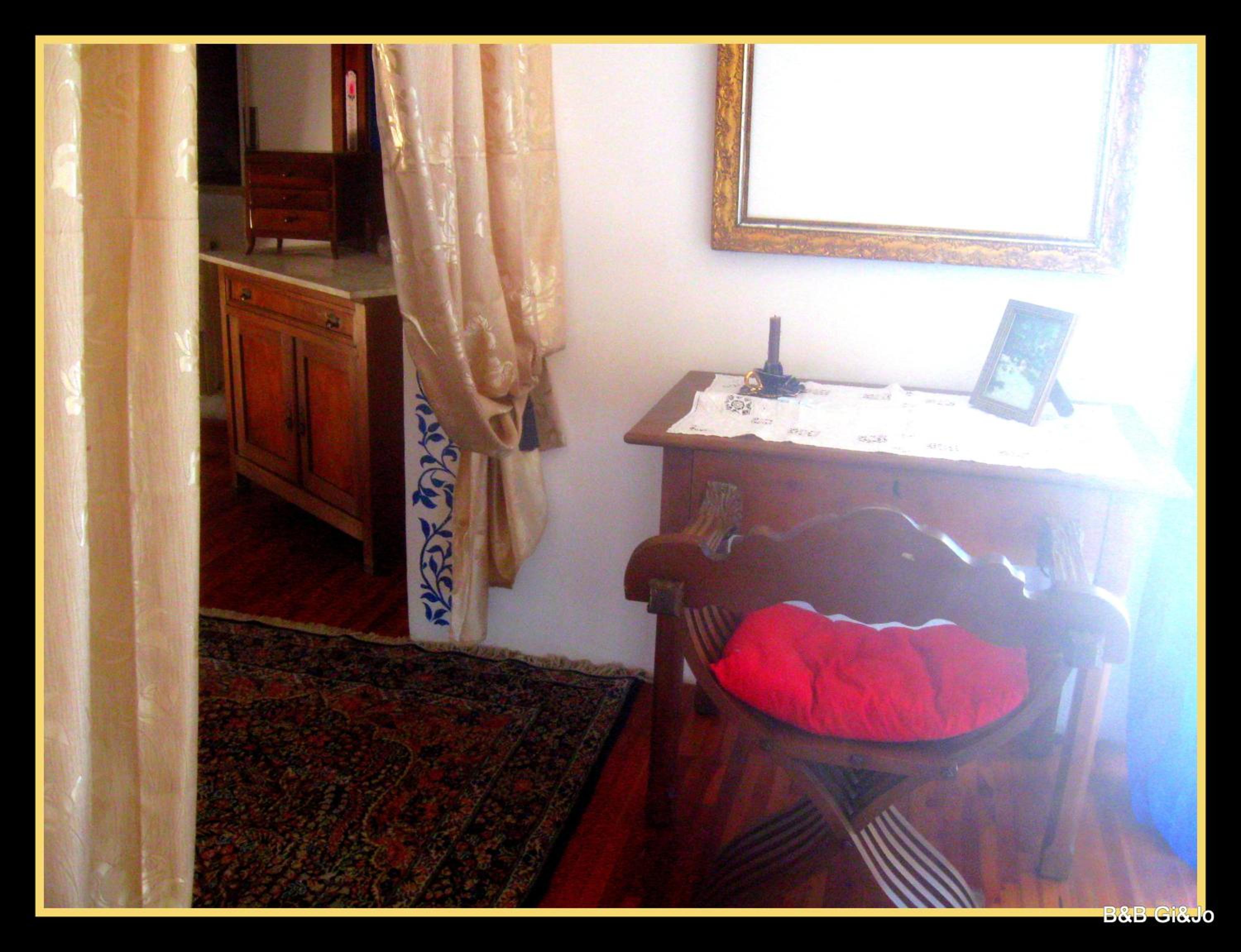 Large Quadruple Room with Shared Bathroom photo 3
