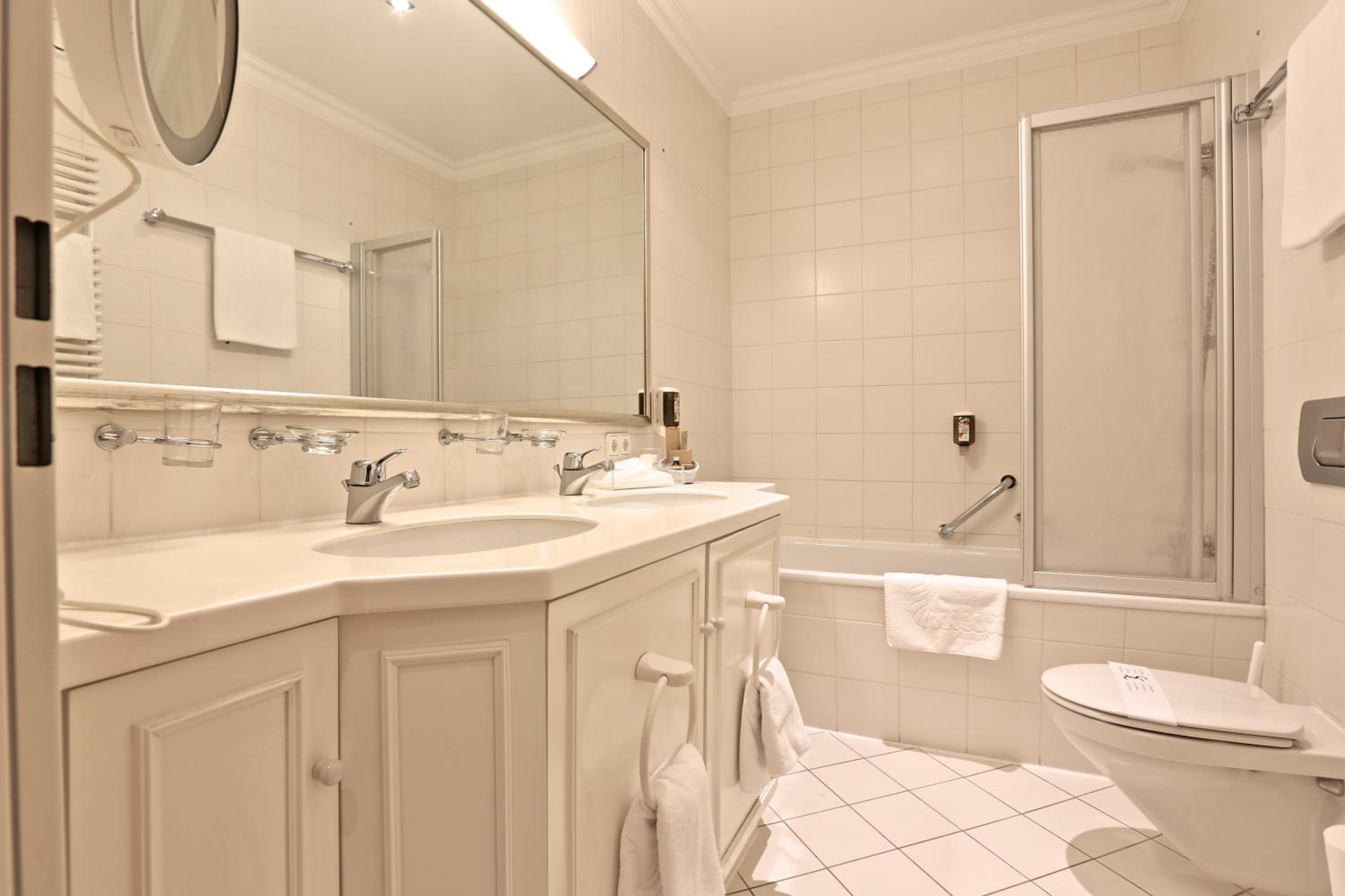 Suite - Photo 11