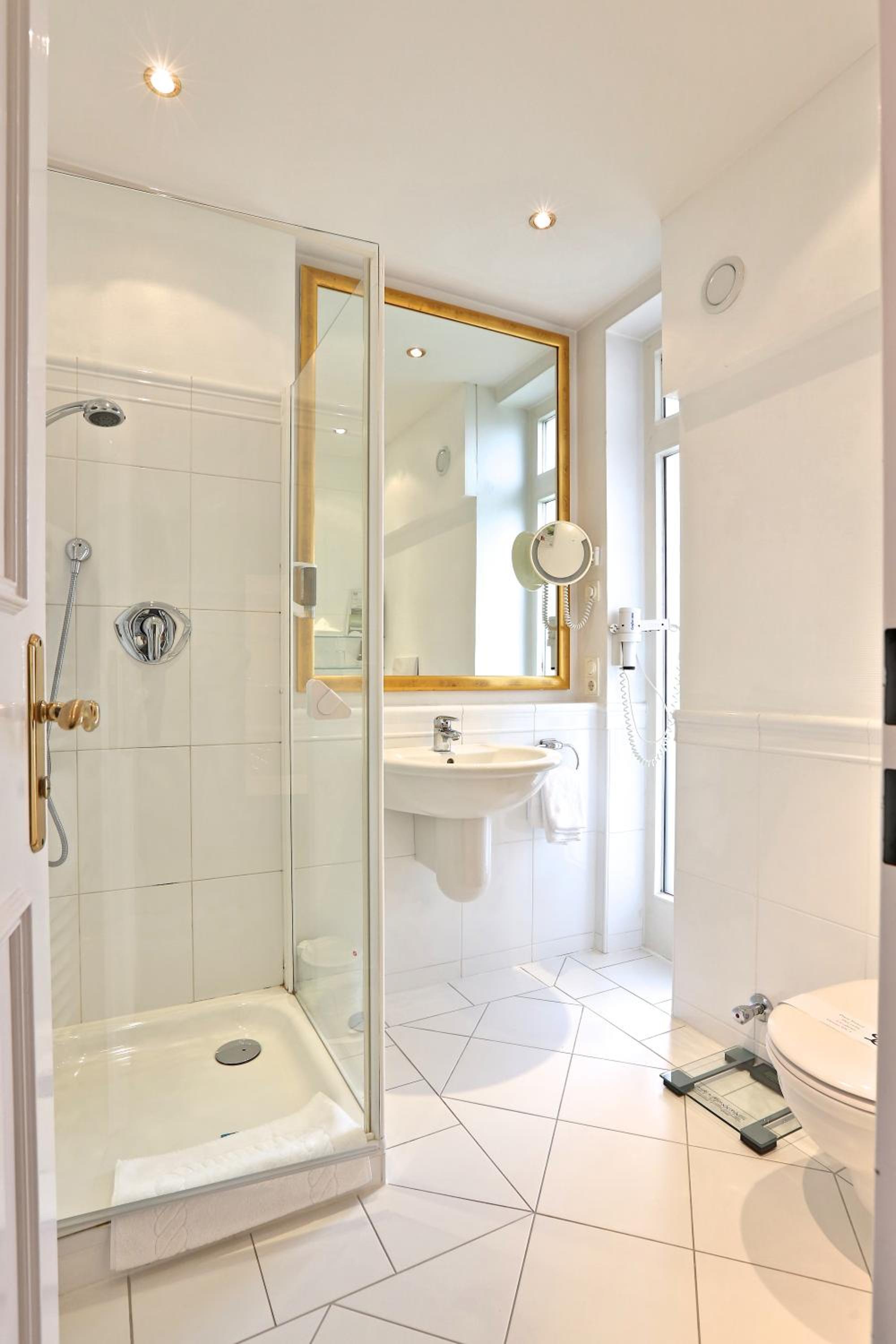 Suite - Photo 15
