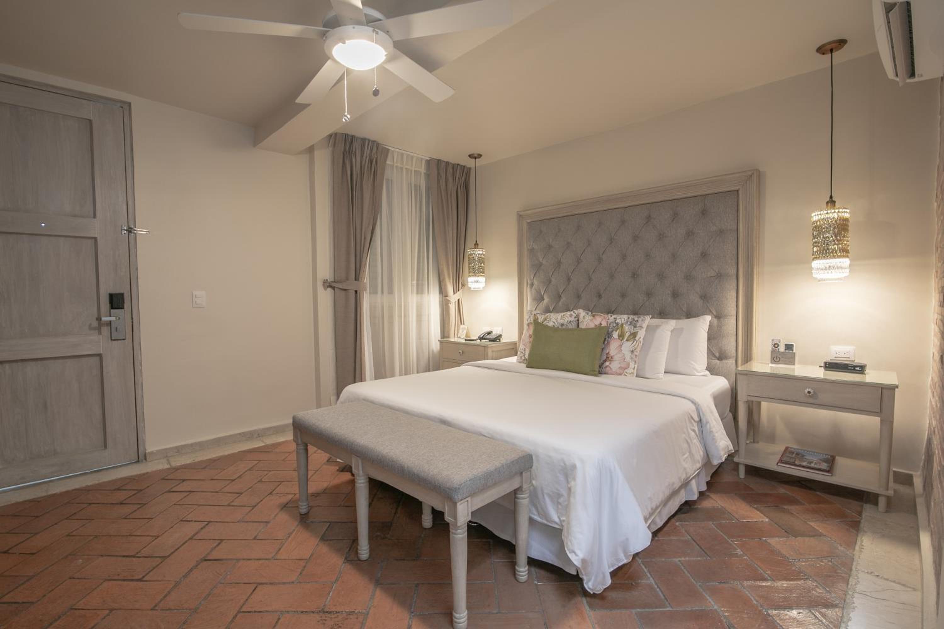 Deluxe Room - Photo 4