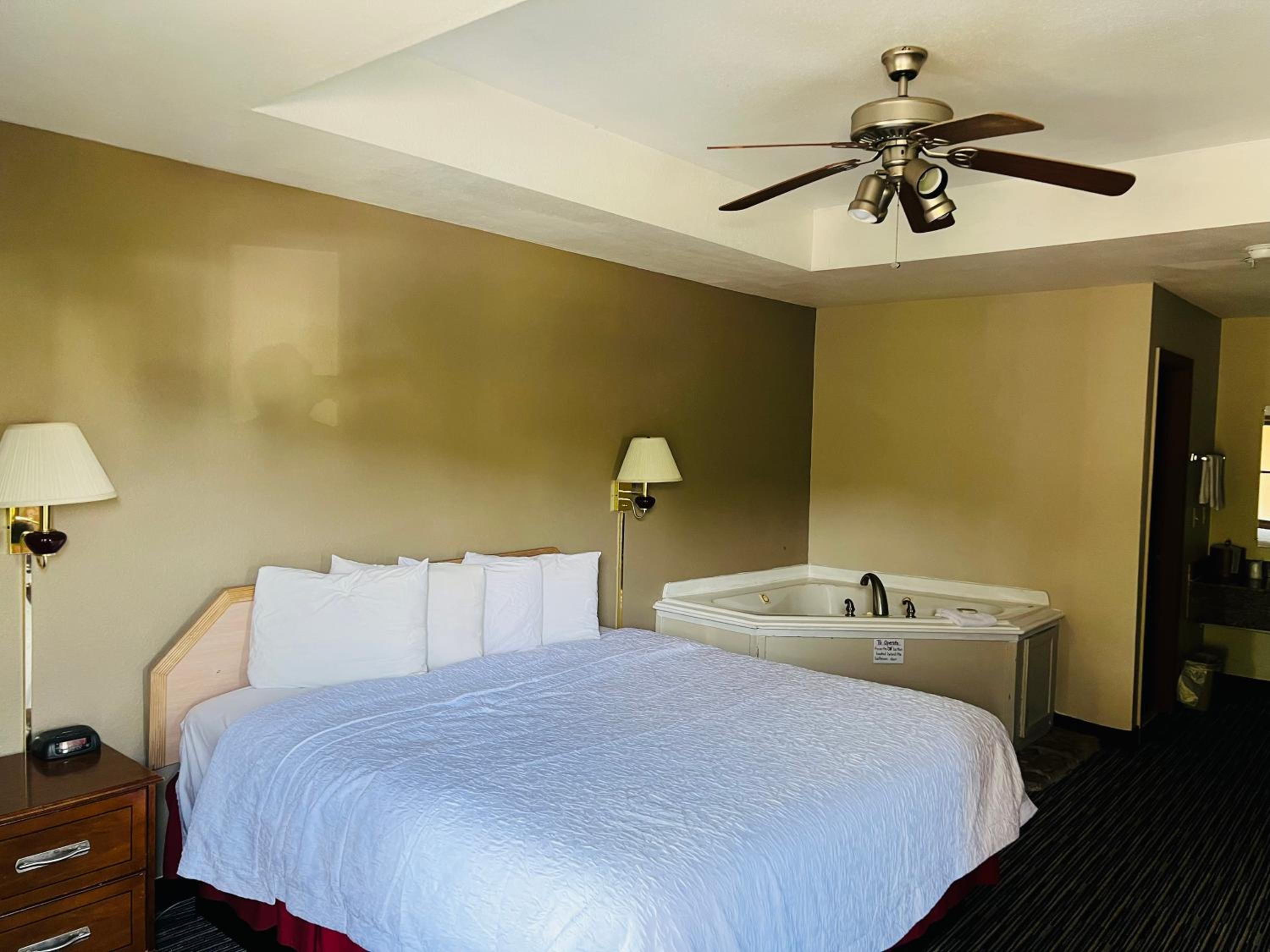 Deluxe King Room - Photo 3