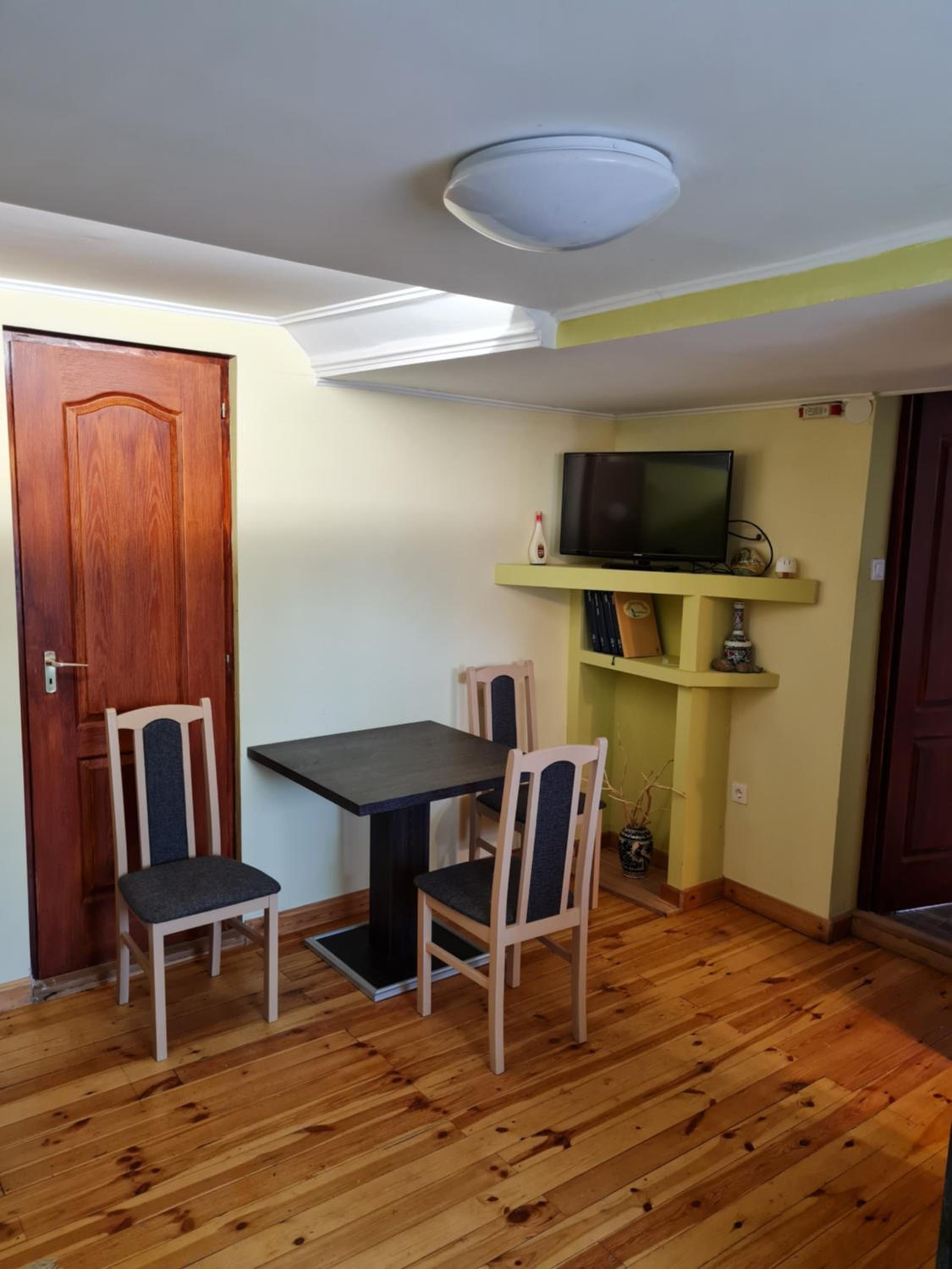 One-Bedroom Apartment - Photo 2