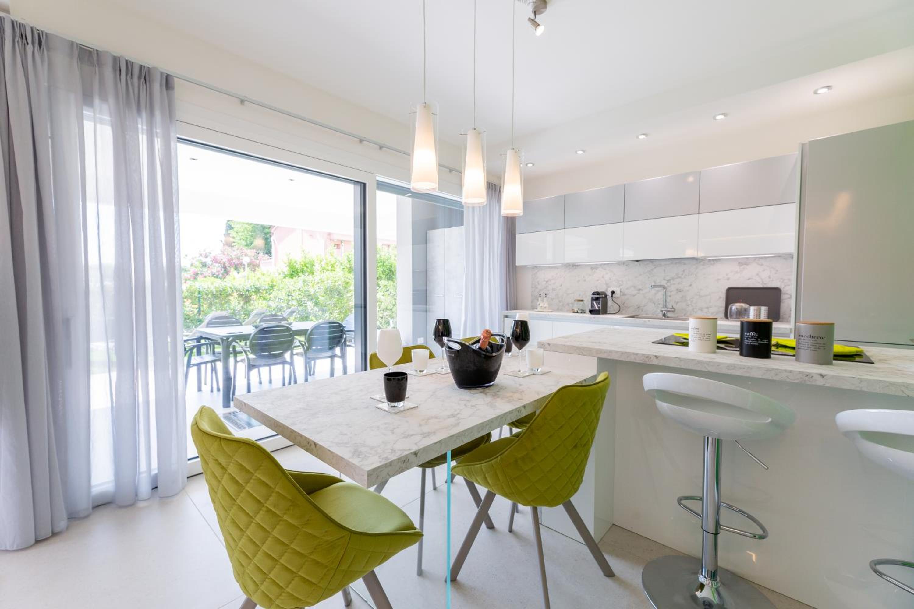 Deluxe Two-Bedroom Apartment with Garden View photo 2