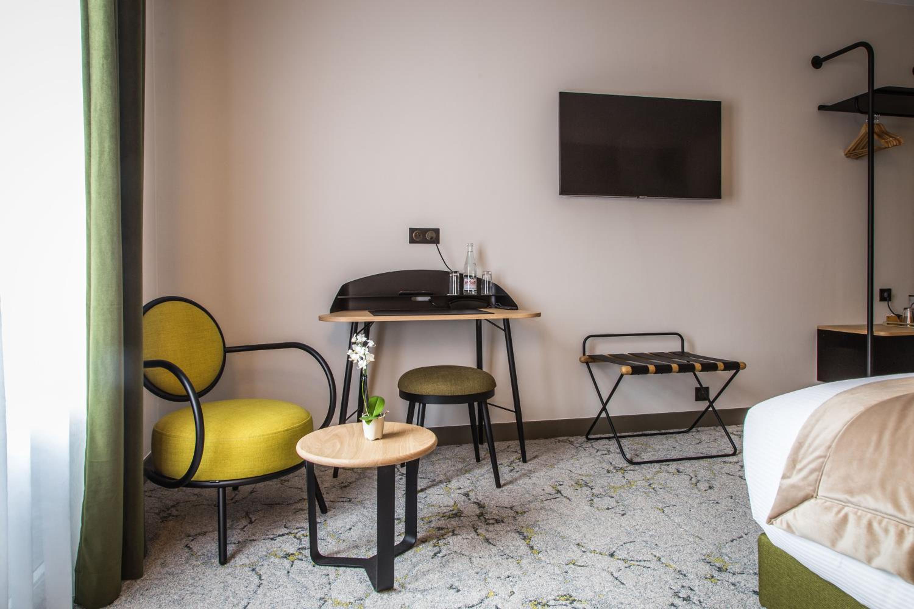 Junior Queen Suite - Photo 17