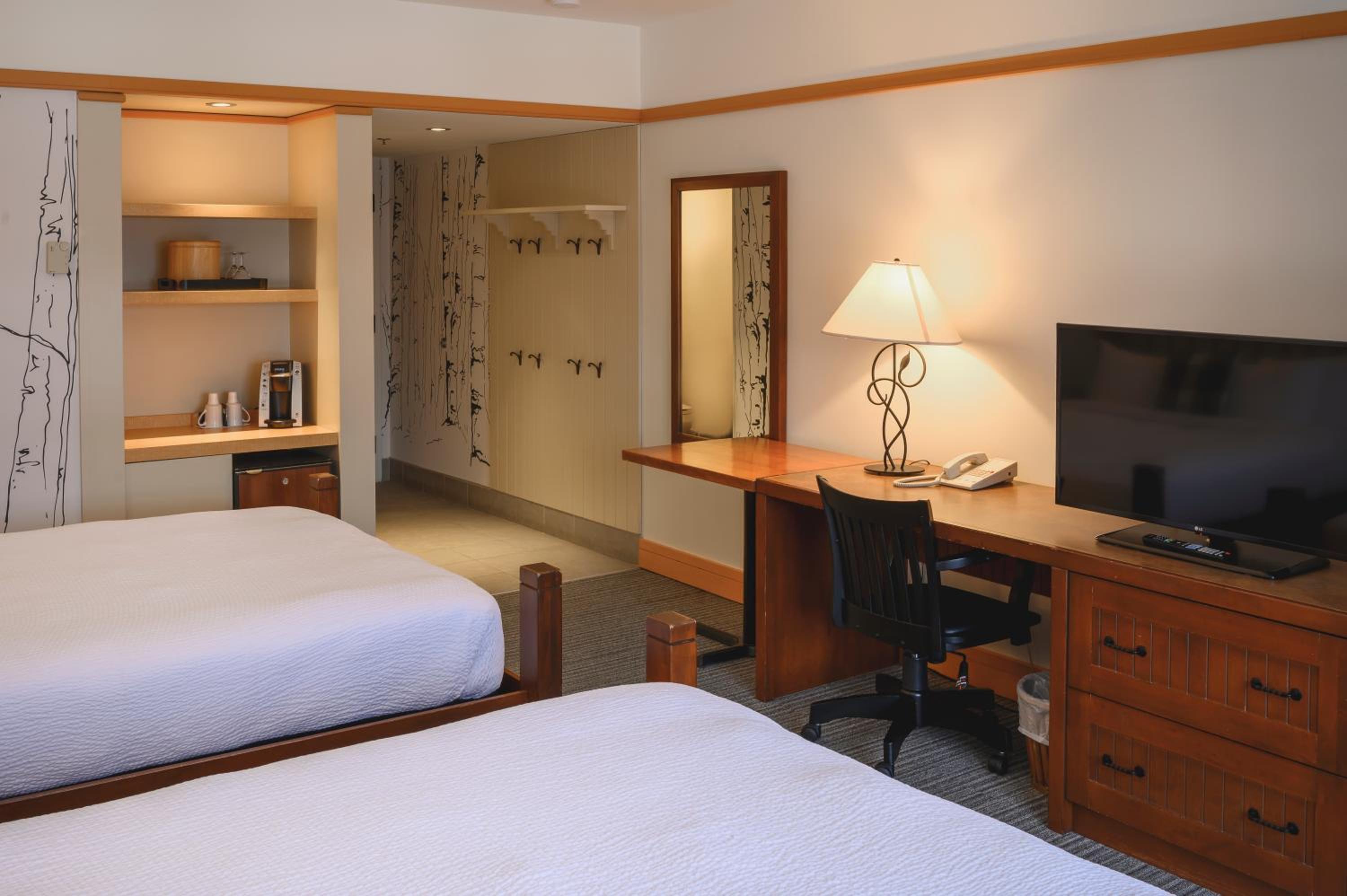 Superior 2 Queen Beds Room with Lake View and Terrace photo 2