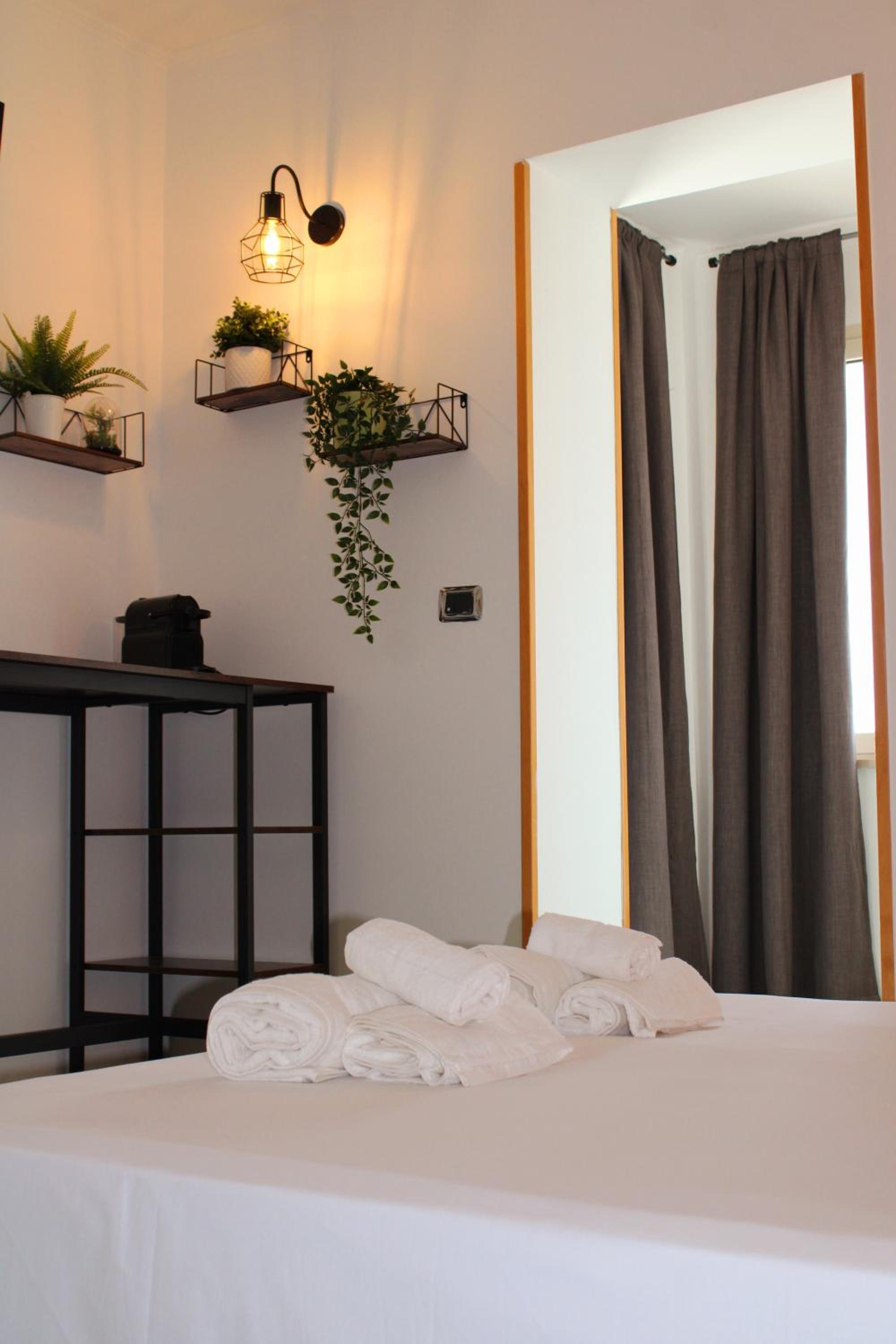 Deluxe Double Room with Balcony and Sea View - Photo 10