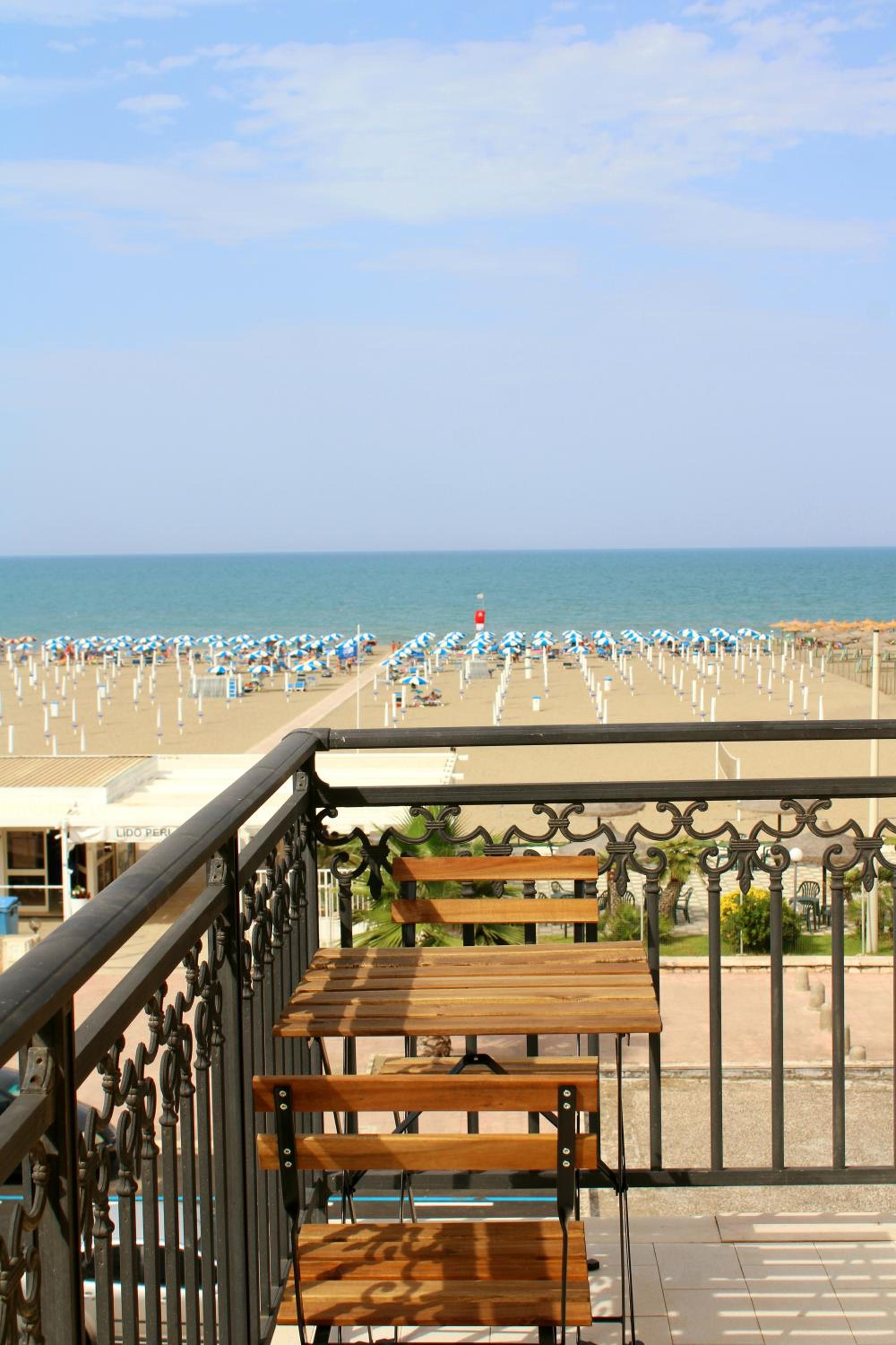 Deluxe Double Room with Balcony and Sea View - Photo 16