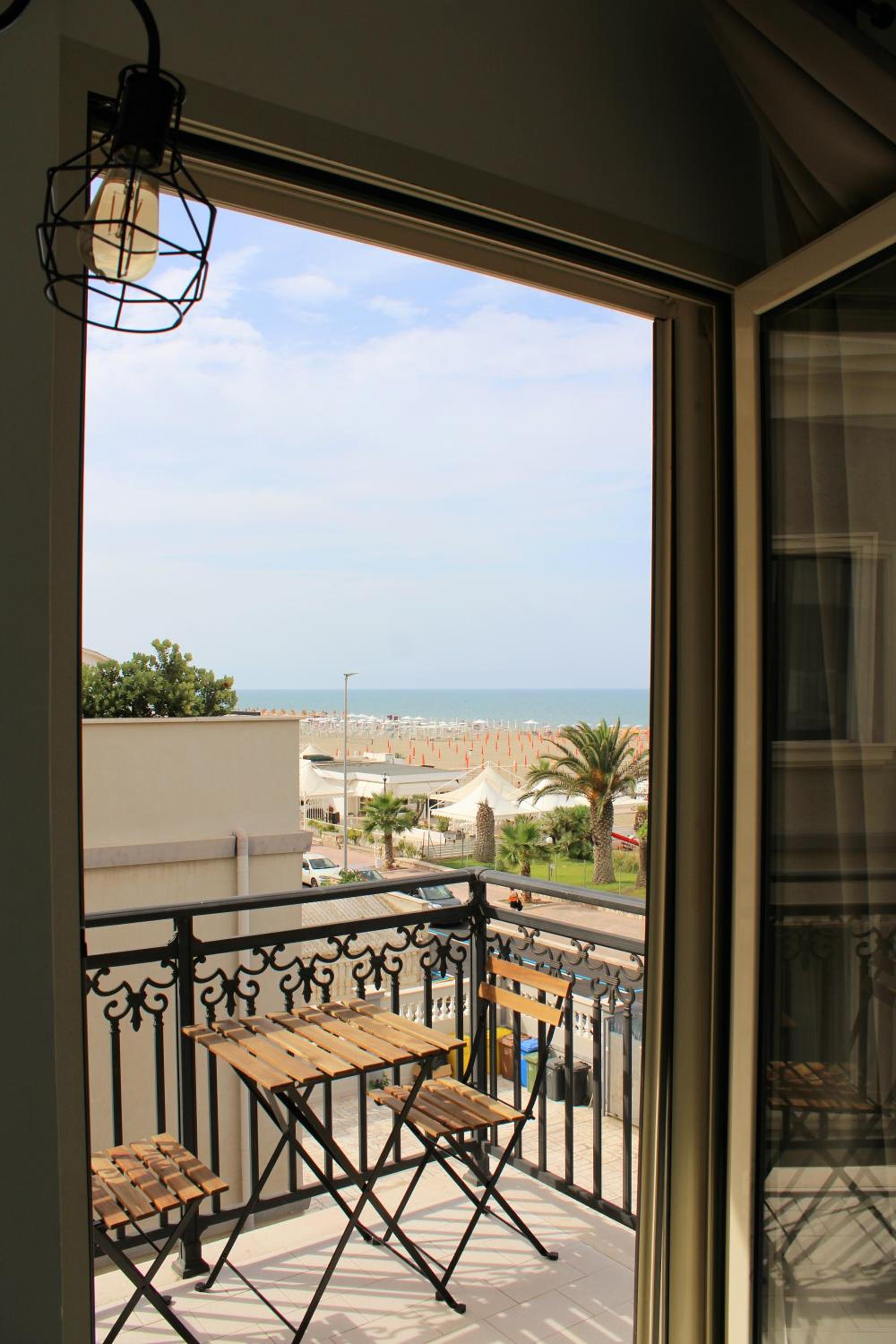 Deluxe Double Room with Balcony and Sea View - Photo 18