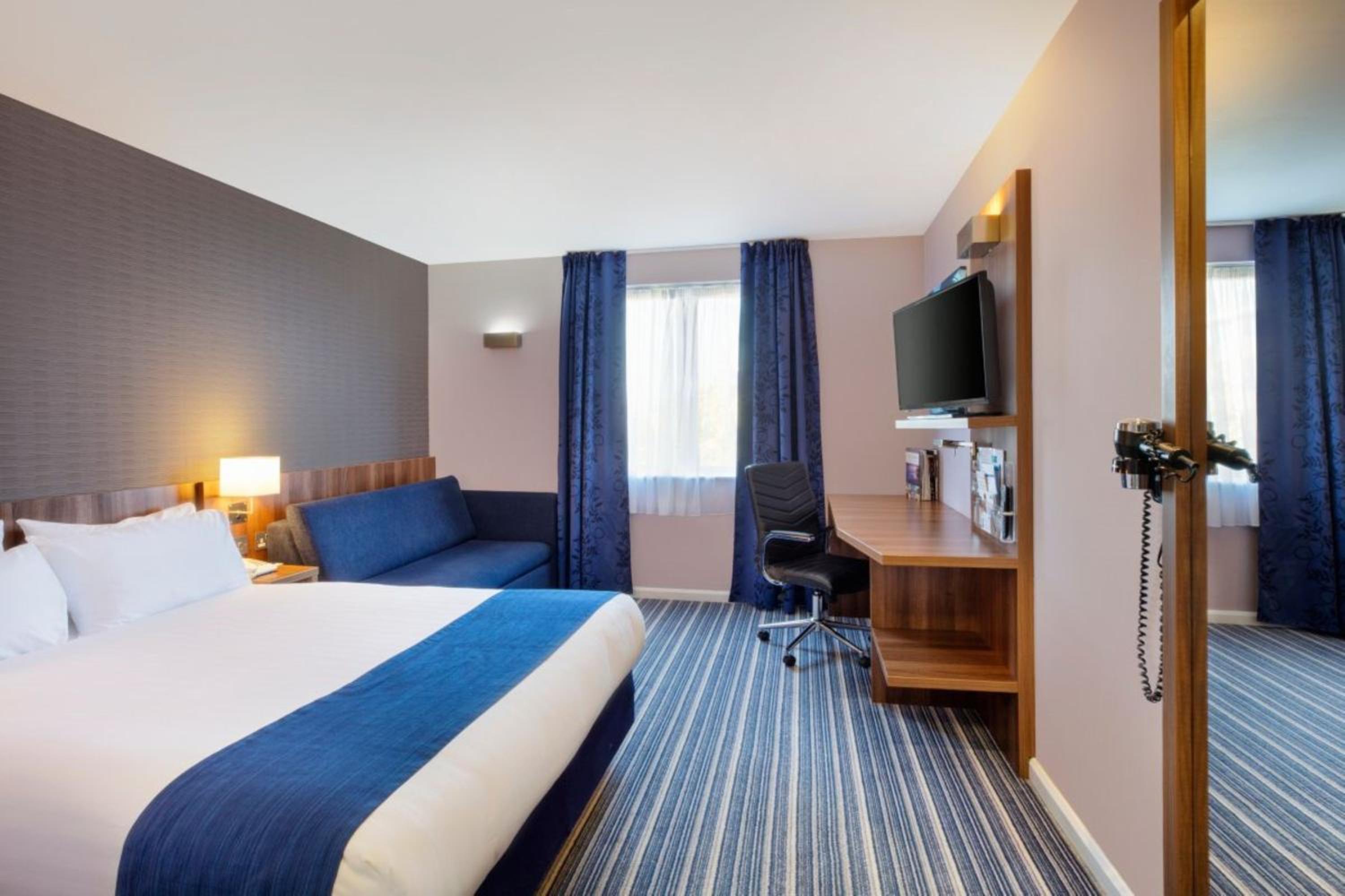 Standard Double Room with Sofa Bed and Free Hot Breakfast - Photo 3