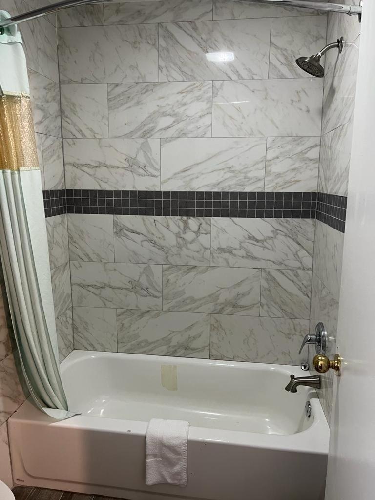 Standard King Room photo 2