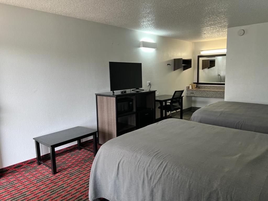 Double Room with Two Double Beds- Non Smoking - Photo 1
