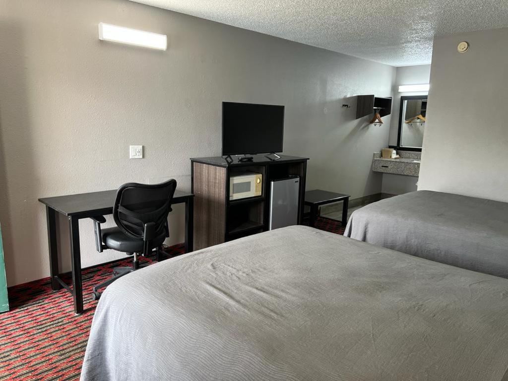 Double Room with Two Double Beds- Smoking  - Photo 3