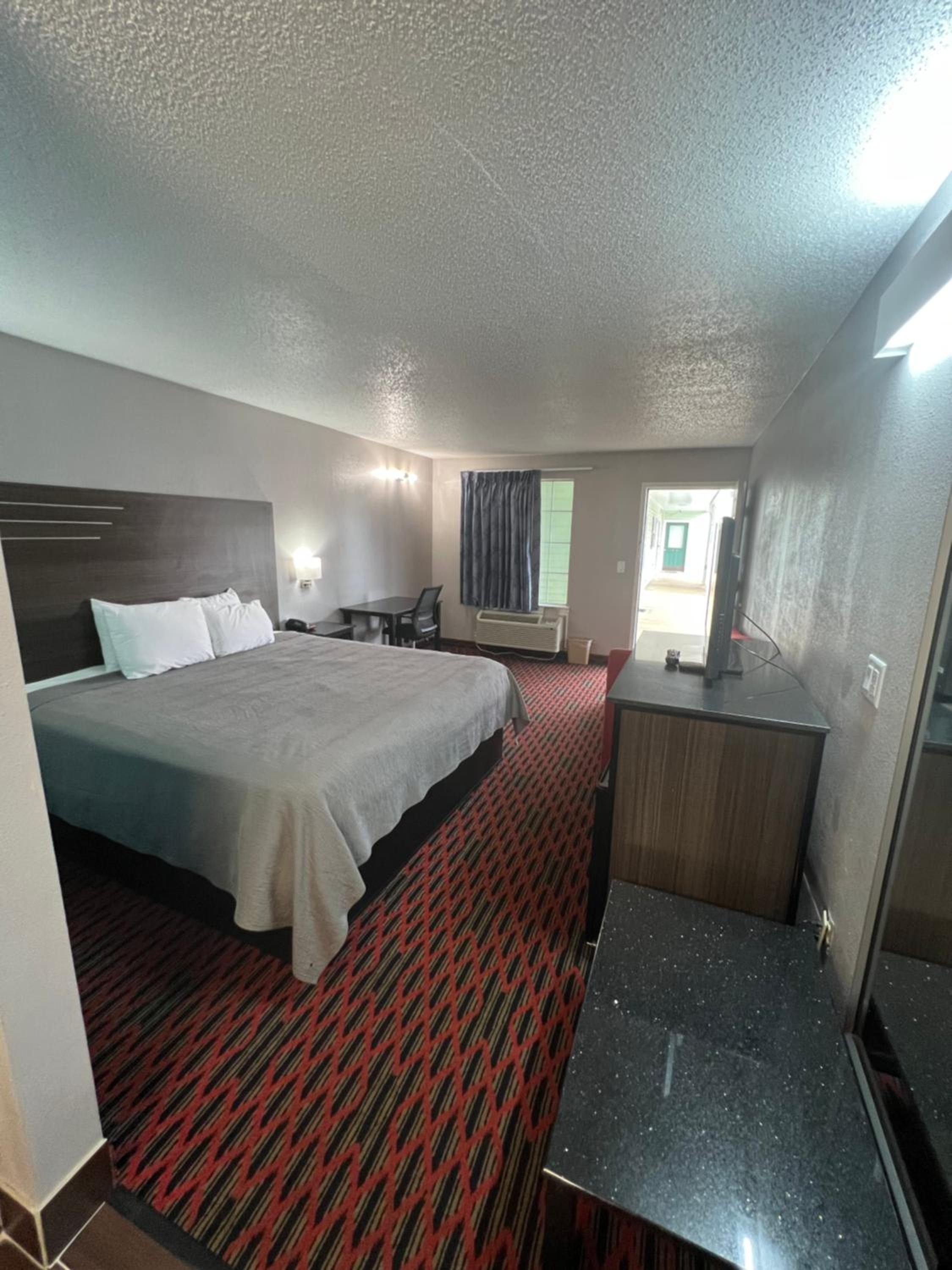 Standard King Room photo 2