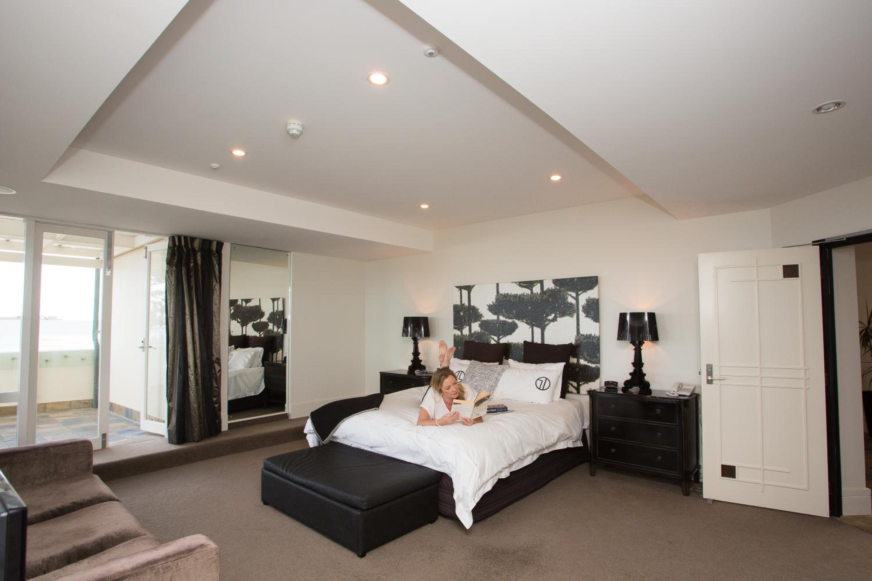 King Room with Balcony - Photo 7