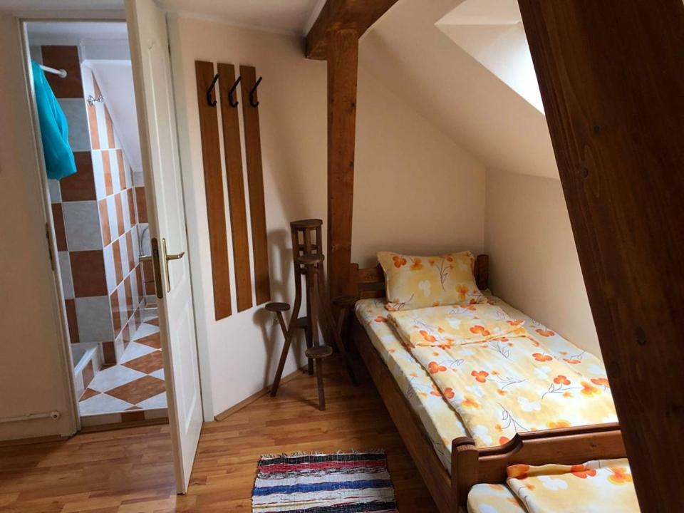 Twin Room with Private Bathroom - Photo 1