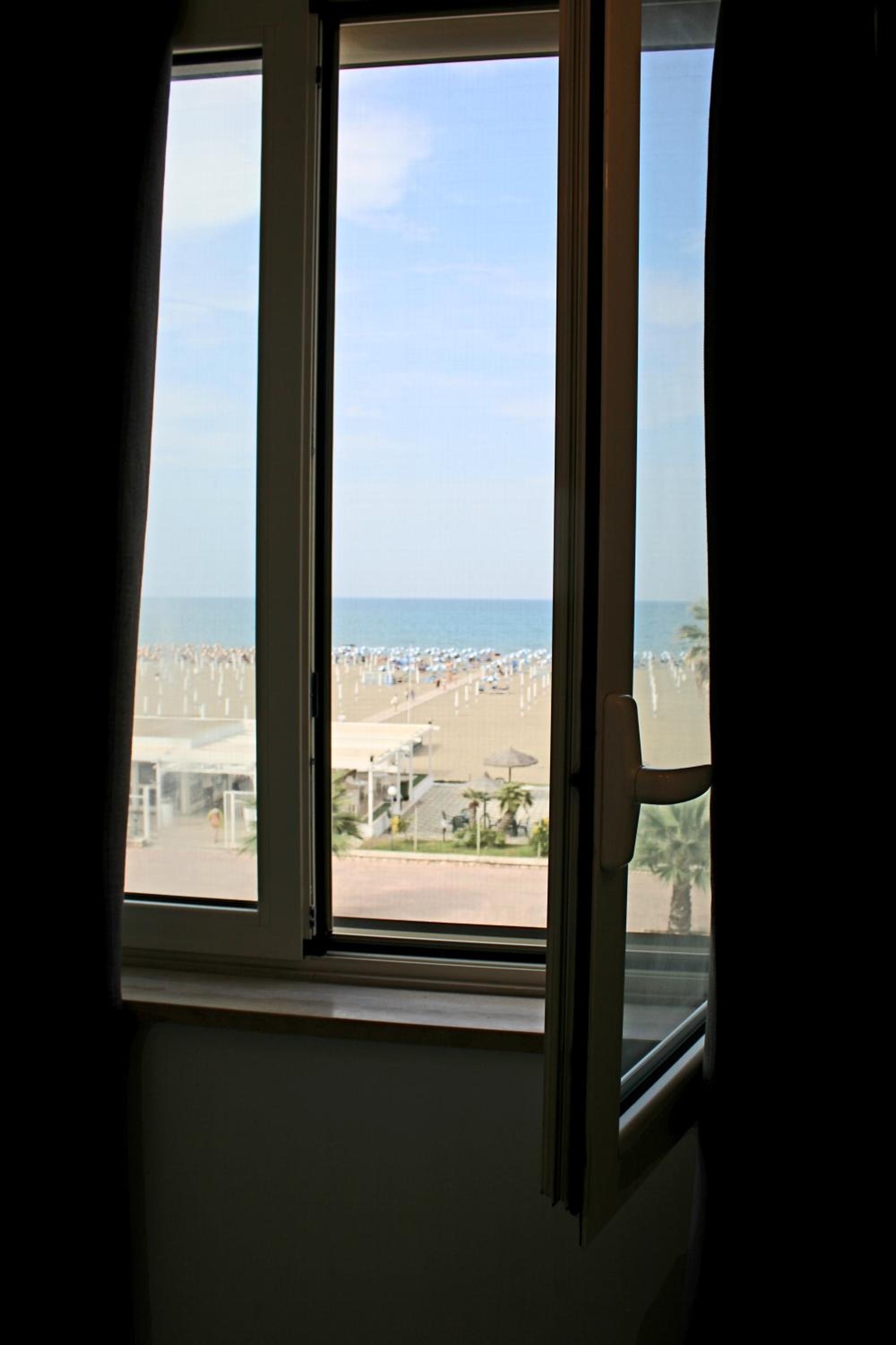 Quadruple Room with Sea View - Photo 19